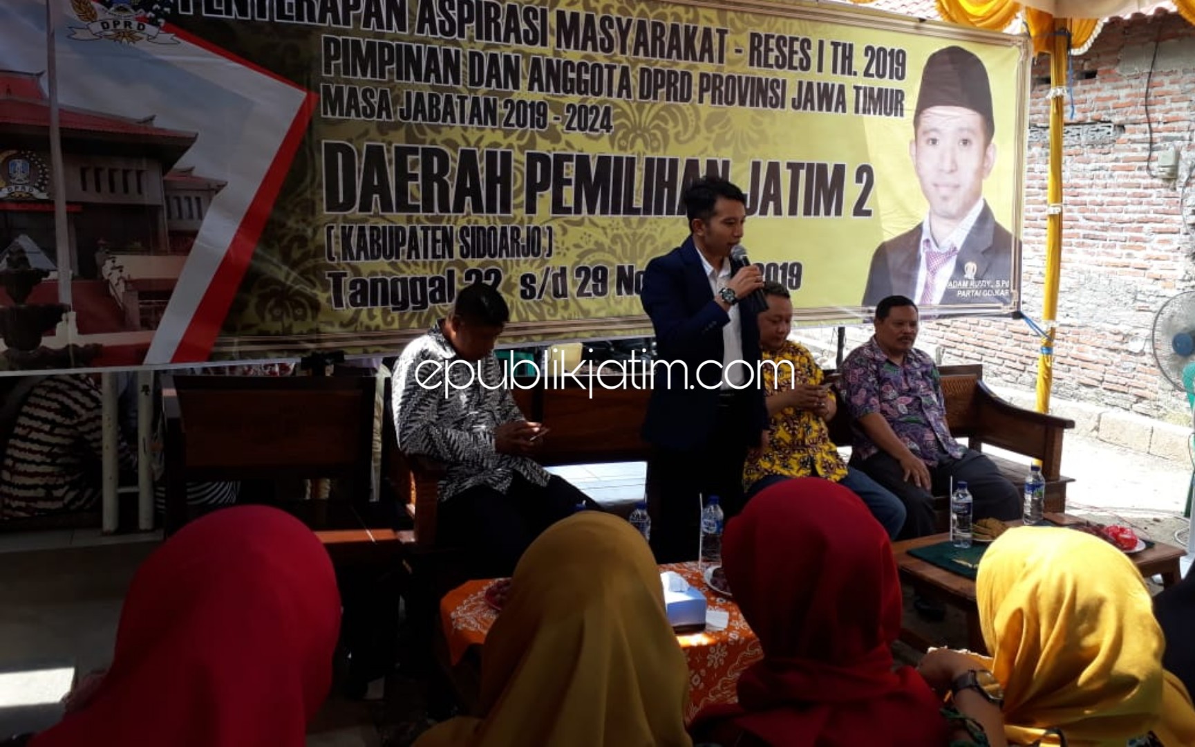 RESES - Anggota Komisi E DPRD Propinsi Jatim, Adam Rusdy didampingi, anggota Komisi C DPRD Sidoarjo, M Nizar menggelar reses di Desa/Kecamatan Balongbendo, Sidoarjo, Jumat (29/11/2019).