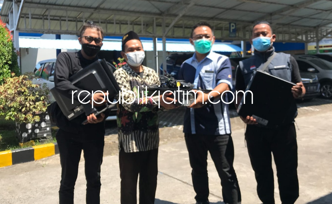 SERAHKAN - Stakeholder Relation Manager PT Tirta Investama (Danone Aqua), Fafit Rahmat Aji menyerahkan bantuan dua unit komputer untuk SD Al Lathifah JL Tambakrejo, Kecamatan Kraton, Kabupaten Pasuruan lokasi program merdeka belajar kampus pekan lalu.