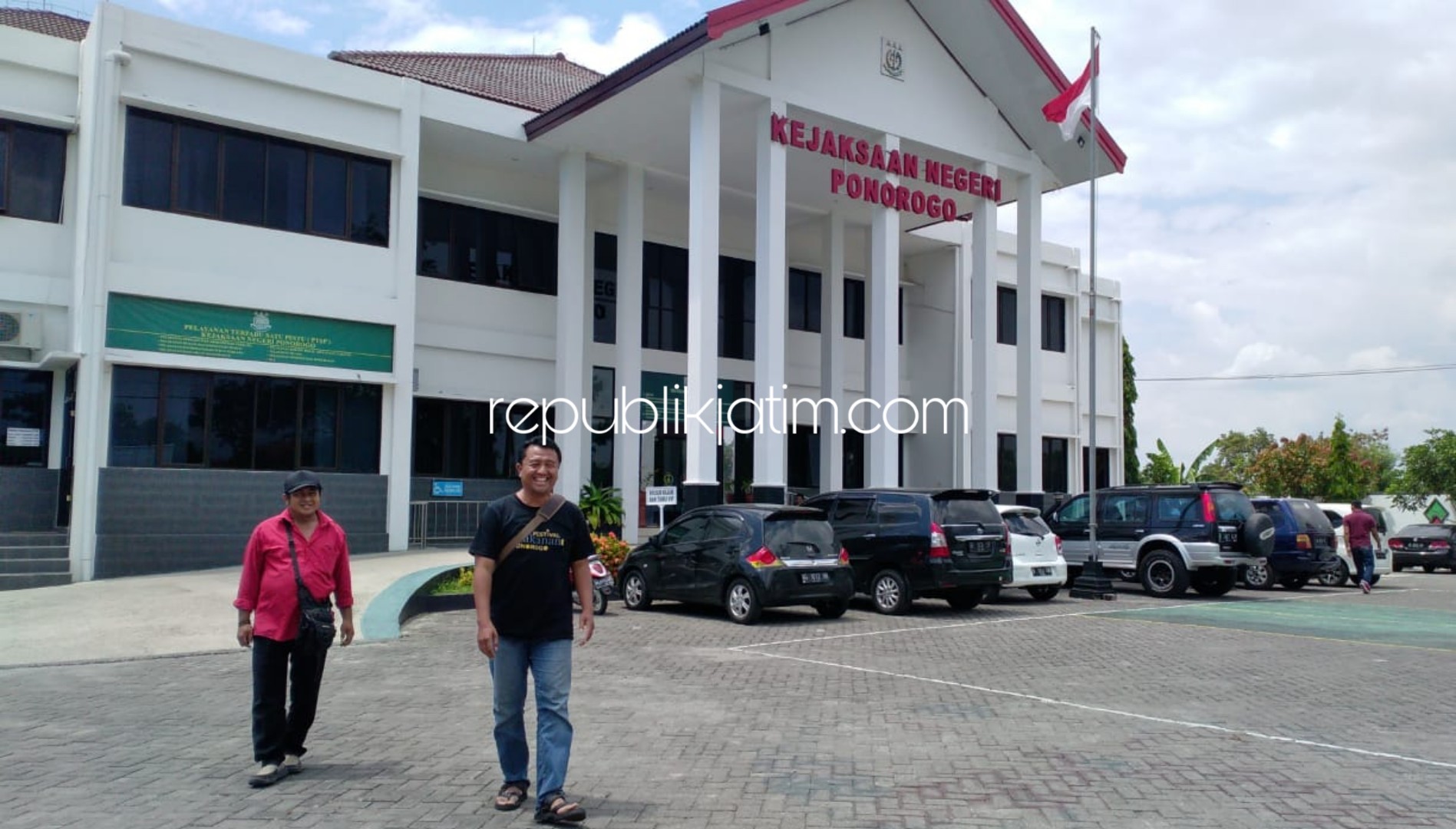 TUNDA - Kejaksaan Negeri (Kejari) Sidoarjo menunda jadwal eksekusi mantan Wabup Ponorogo, Yuni Widyaningsih usai mendapat surat keterangan sakit terpidana kasus korupsi Dana Alokasi Khusus (DAK), Jumat (29/11/2019).