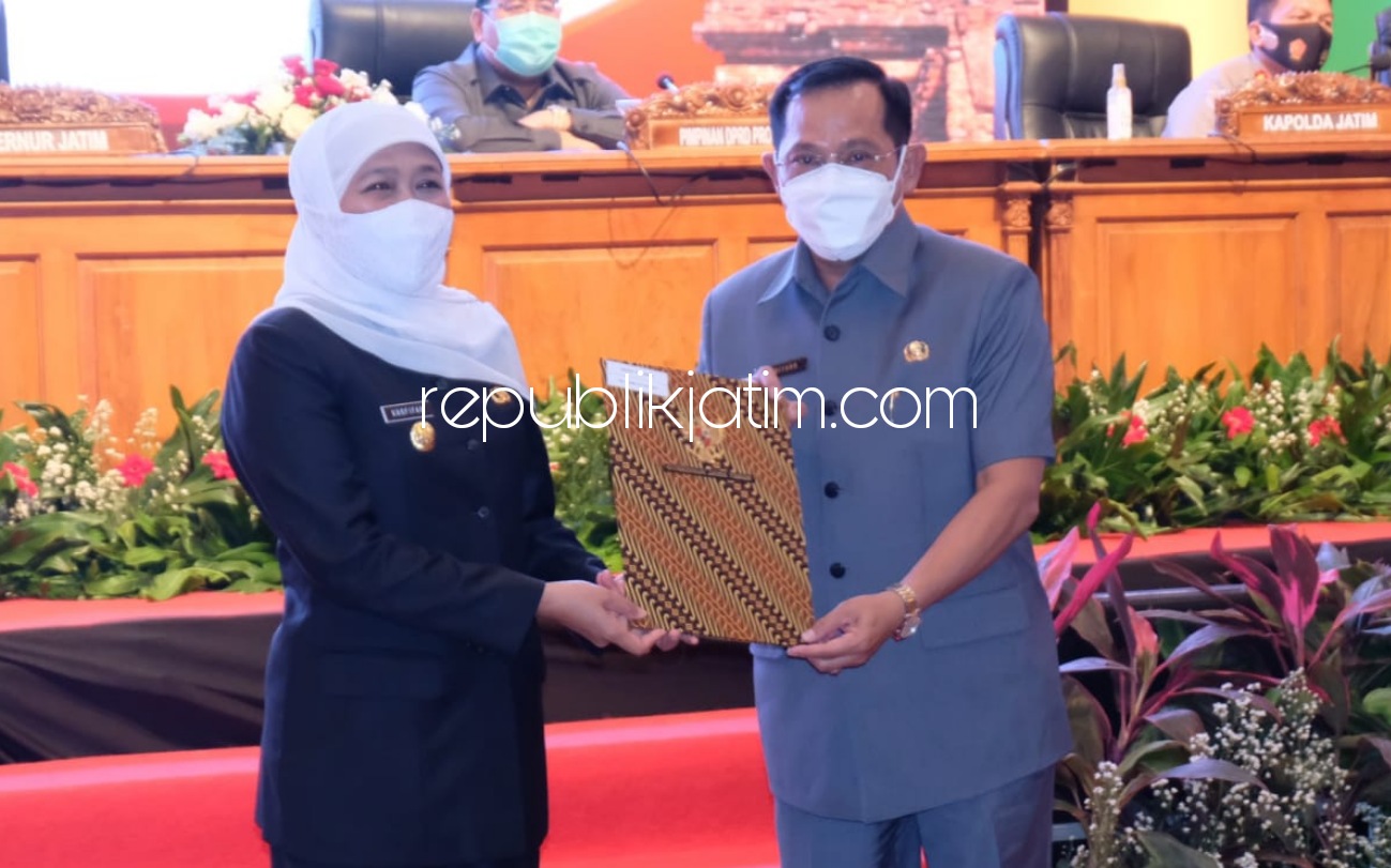 SERAHKAN - Gubernur Jatim, Khofifah Indar Parawansa menyerahkan DIPA dan TKDD Tahun Anggaran 2021 kepada Pj Bupati Sidoarjo, Hudiyono di Grand City Surabaya, Senin (30/11/2020). 