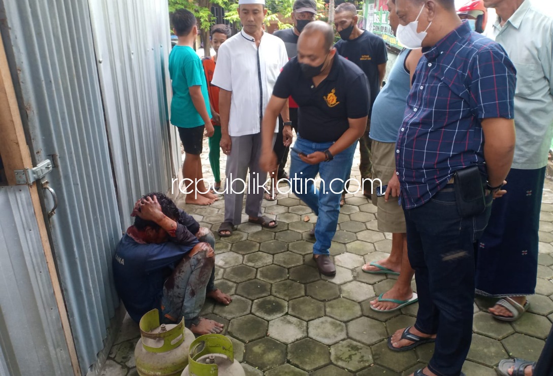 BABAK BELUR - Pencari barang rongsokan, AR warga Kecamatan Lekok, Kabuapten Pasuruan babak belur dihajar warga Dusun Dongol, Desa Tempel, Kecamatan Krian, Sidoarjo karena dituding mencuri elpiji 3 kilogram, Senin (29/11/2021) petang.