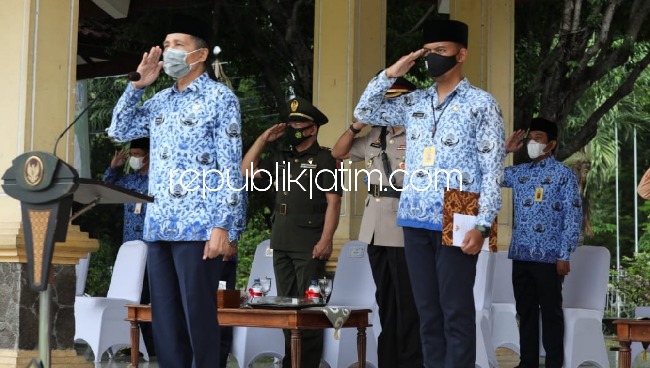 NETRALITAS - Sekda Sidoarjo, Achmad Zaini mengingatkan netralitas anggota Korpri dalam Pemilihan Kepala Daerah (Pilkada) Serentak 9 Desember 2020 mendatang saat upacara HUT Korpri ke 49 di Alun- Alun Sidoarjo, Senin (30/11/2020).