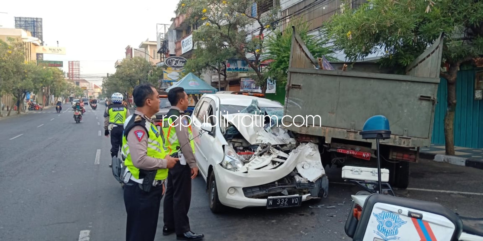 RINGSEK - Petugas Laka, Satuan Lantas, Polresta Sidoarjo mengevakuasi mobil Avanza warna putih bernopol N-332-VQ yang menabrak truk Satpol PP Pemkab Sidoarjo yang di parkir di JL Gajahmada, Sidoarjo, Sabtu (30/11/2019) dini hari.