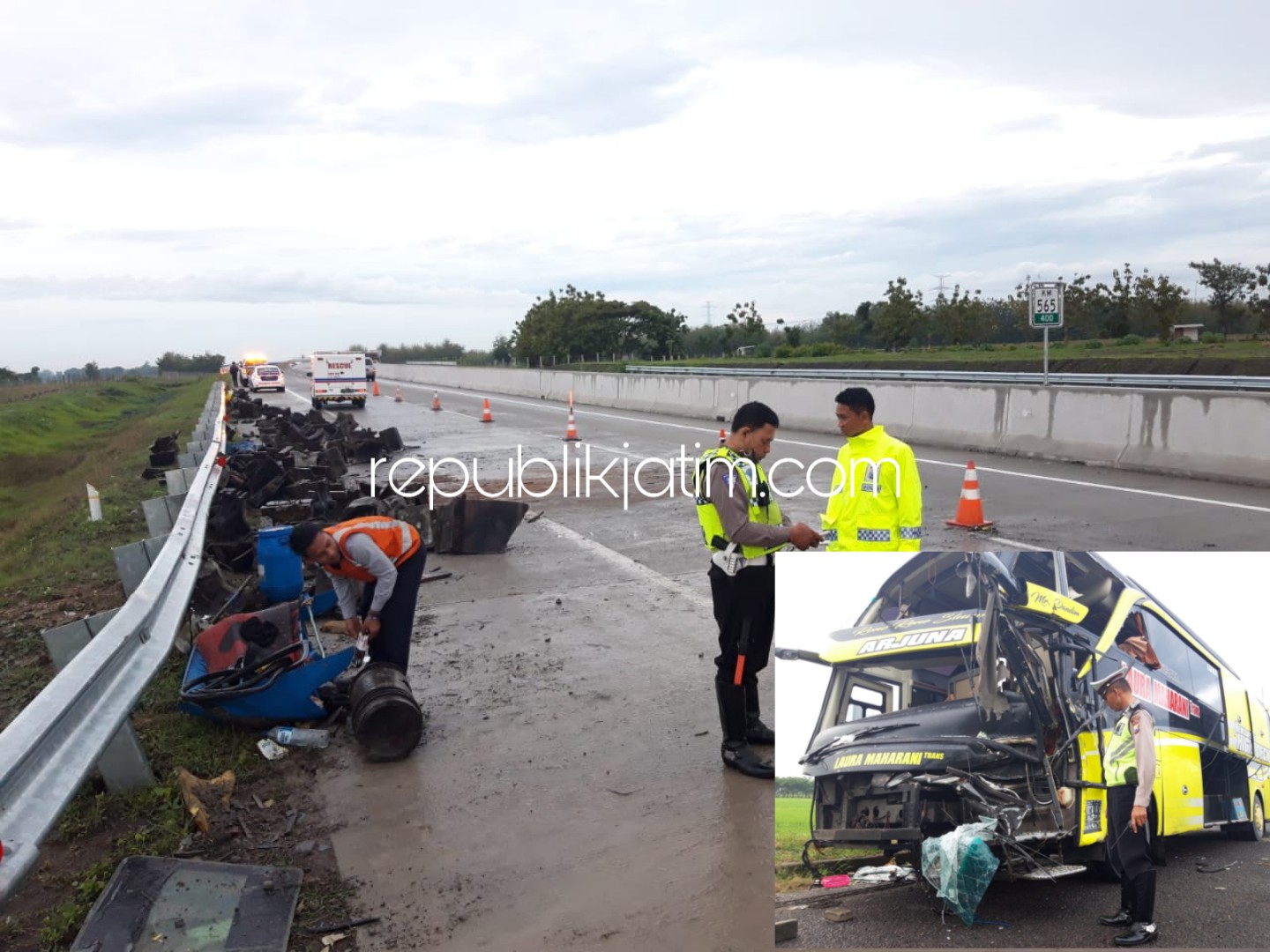 RINGSEK - Kondisi bus yang ringsek usai bertabrakan di Tol Ngawi Desa Sidolaju, Kecamatan Widodaren, Ngawi, Jumat (30/11/2018).