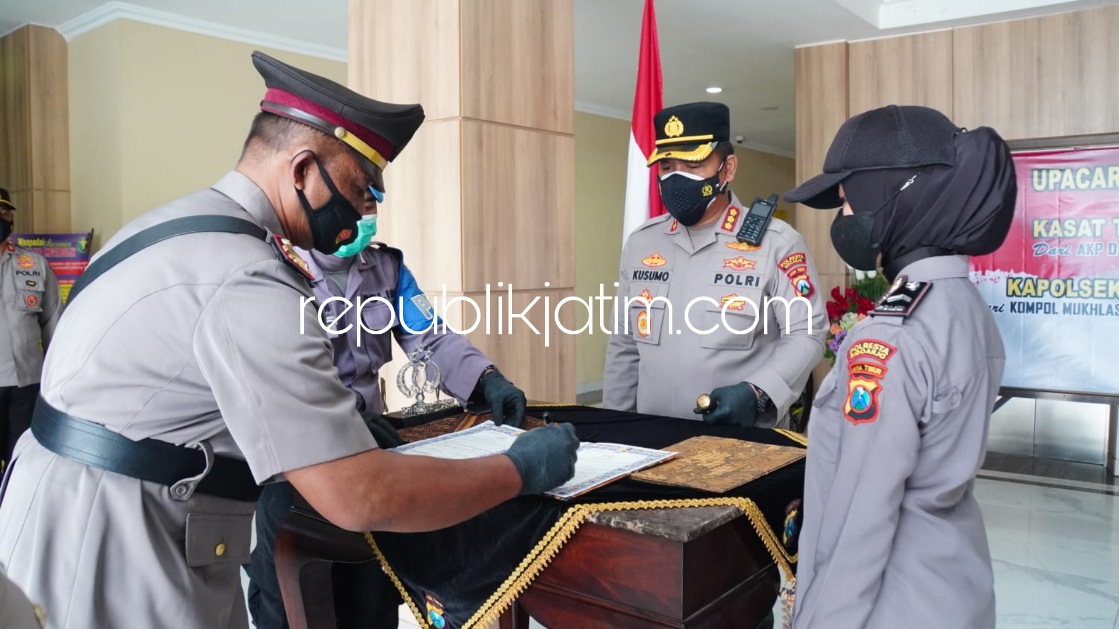 SERTIJAB - Kapolresta Sidoarjo Kombes Pol Kusumo Wahyu Bintoro memimpin proses sertijab Kasat Tahti dan Kapolsek Krian di Lobi Utama Polresta Sidoarjo, Selasa (30/11/2021). 