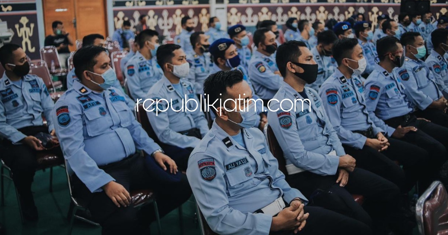 PAPARAN - Kadiv Pemasyarakatan Kanwil Kemenkumham Jatim, Hanibal di hadapan petugas pengamanan Lapas Kelas I Surabaya memberi pengarahan dan penguatan kinerja didampingi Kalapas Porong dan Kabid Pembinaan Divisi Pemasyarakatan, Selasa (01/12/2020).