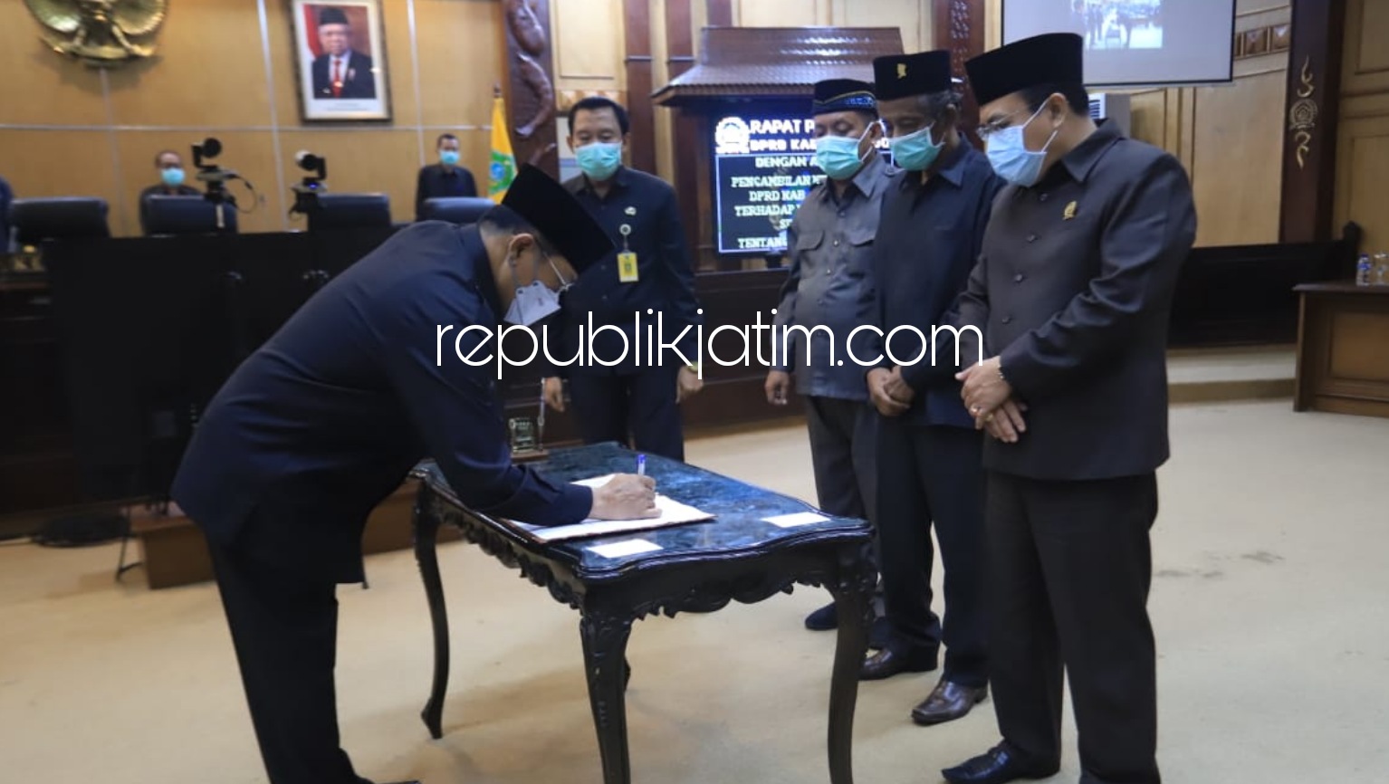 DISAHKAN - Pj Bupati Sidoarjo, Hudiyono mengesahkan APBD Sidoarjo Tahun 2021 yang mengalami penurunan pada pendapatan daerah Rp 326 miliar dan belanja daerah turun Rp 36 miliar di ruang Rapat Paripurna DPRD Sidoarjo, Senin (30/11/2020) malam.