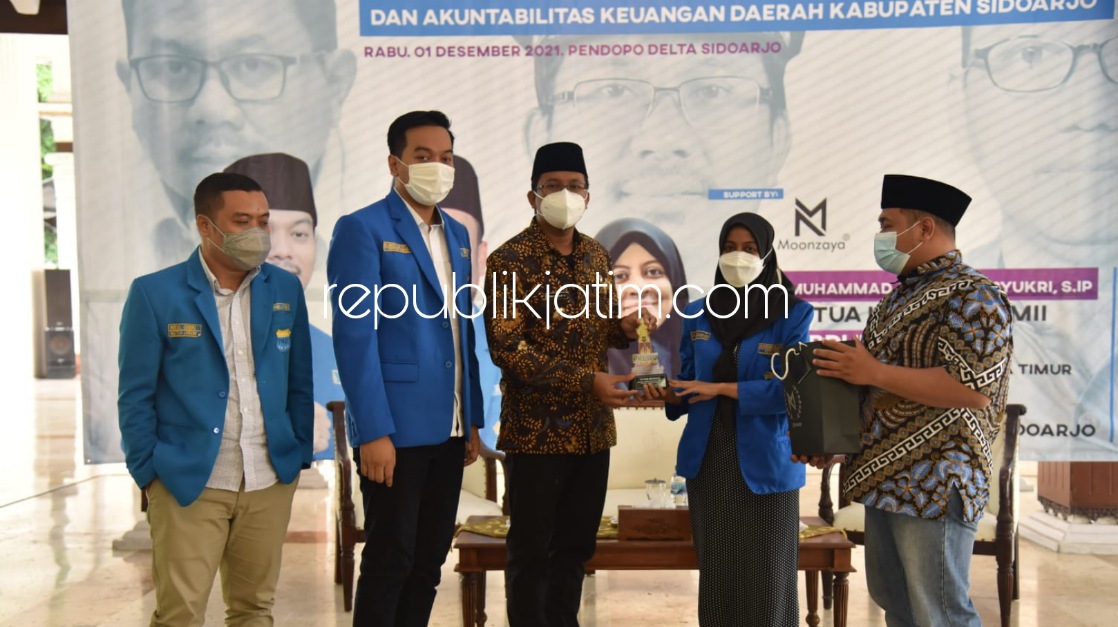 PELATIHAN - Bupati Sidoarjo Ahmad Muhdlor membuka pelatihan Kader Lanjut IV dan Simposium PC PMII Sidoarjo dihadiri Ketua Umum PB PMII Muhammad Abdulah Syukri, PKC PMII Jatim Abdul Ghoni dan Ketua PC PMII Romlah di Pendopo Delta Wibawa, Rabu (01/12/2021).