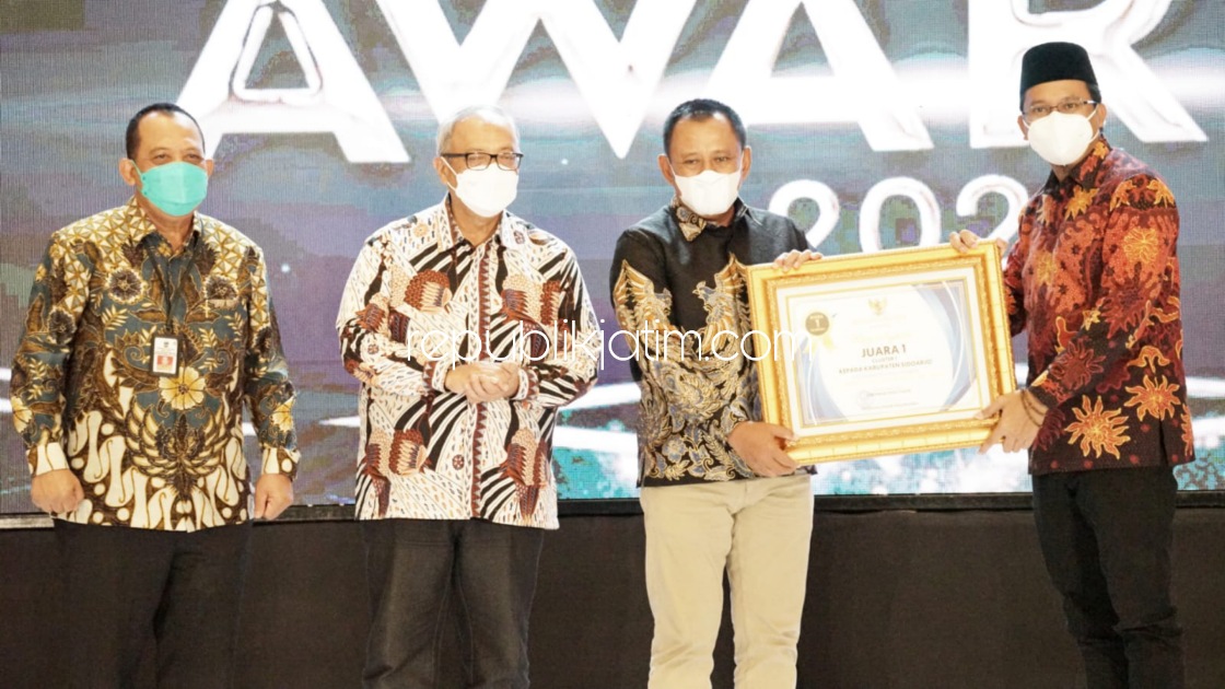 PENGHARGAAN - Sidoarjo menyabet juara I ajang Invesment Award 2021 yang digelar Pemprov Jatim, penghargaan diberikan Gubernur Jatim diwakili Plh Sekretaris Daerah Prov Jatim Heru Tjahjono ke Bupati Sidoarjo Ahmad Muhdlor Ali, Selasa (30/11/2021).