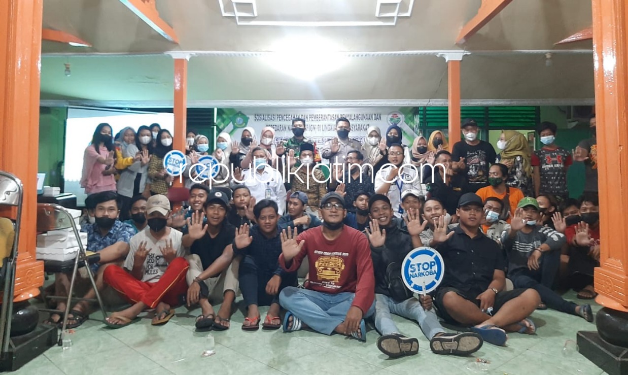 SOSIALISASI - Karang Taruna Pemuda Harapan Desa Bakungtemenggungan, Kecamatan Balongbendo saat mengikuti Sosialisasi P4GM bersama BNN Sidoarjo di pendopo desa setempat, Selasa (30/11/2021) malam.
