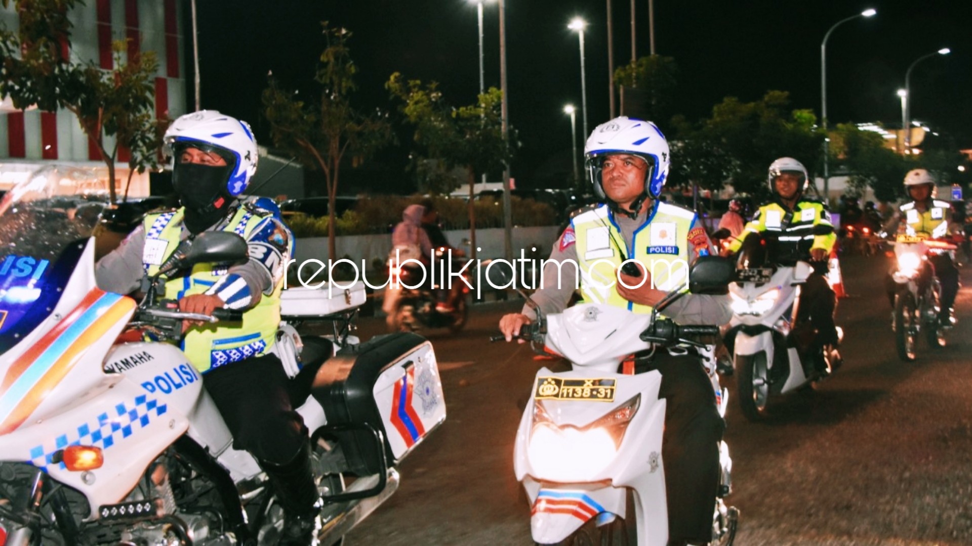 PATROLI - Sekitar 180 petugas gabungan melaksanakan patroli berskala besar menjelang pelaksanaan Natal dan Tahun Baru 2019, Jumat (30/11/2018) malam.