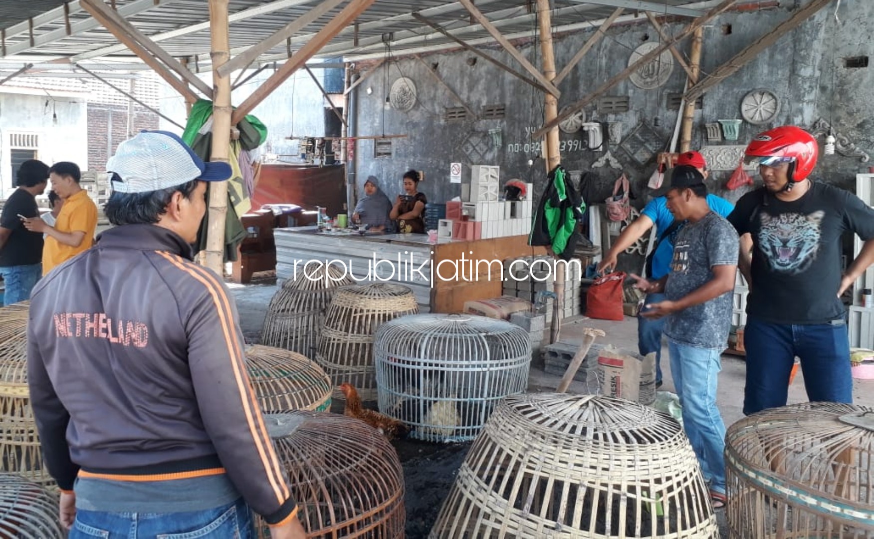 GREBEK - Petugas Satuan Reskrim, Polresta Sidoarjo menggerebek arena judi sabung ayam di Desa Sidokerto, Kecamatan Buduran, Sidoarjo dan mengamankan sejumlah barang bukti, Sabtu, (30/11/2019).