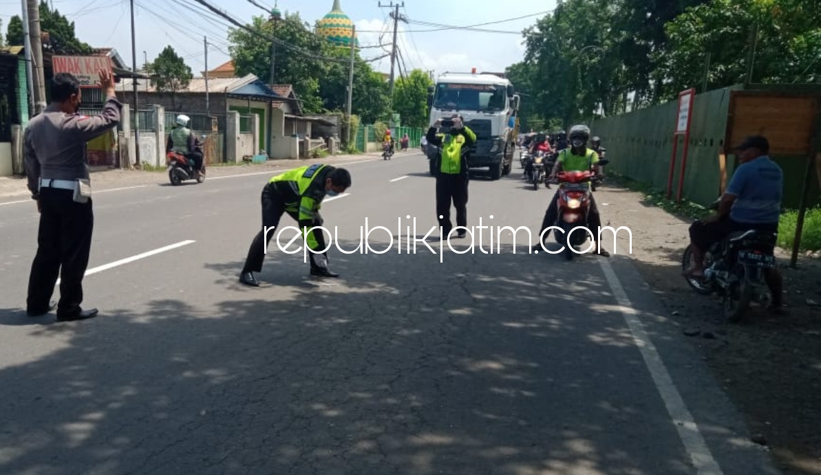 OLAH TKP - Petugas Unit Laka, Satuan Lantas dan Polsek Balongbendo menggelar olah TKP dan merujuk korban kecelakaan ke rumah sakit agar mendapatkan perawatan tim medis, Selasa (01/12/2020).