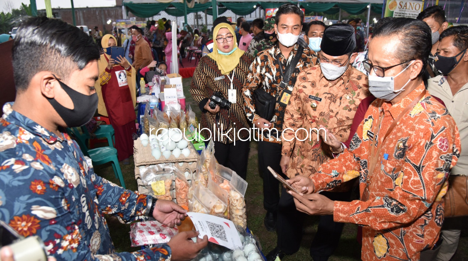 PAMERAN - Puluhan perwakilan warga Buduran menggelar hasil karya (produksi) untuk mengikuti Festival Usaha Mikro yang dibuka langsung Pj Bupati Sidoarjo, Hudiyono, di Lapangan Desa Wadungasih, Kecamatan Buduran, Sidoarjo, Selasa (01/12/2020) sore.