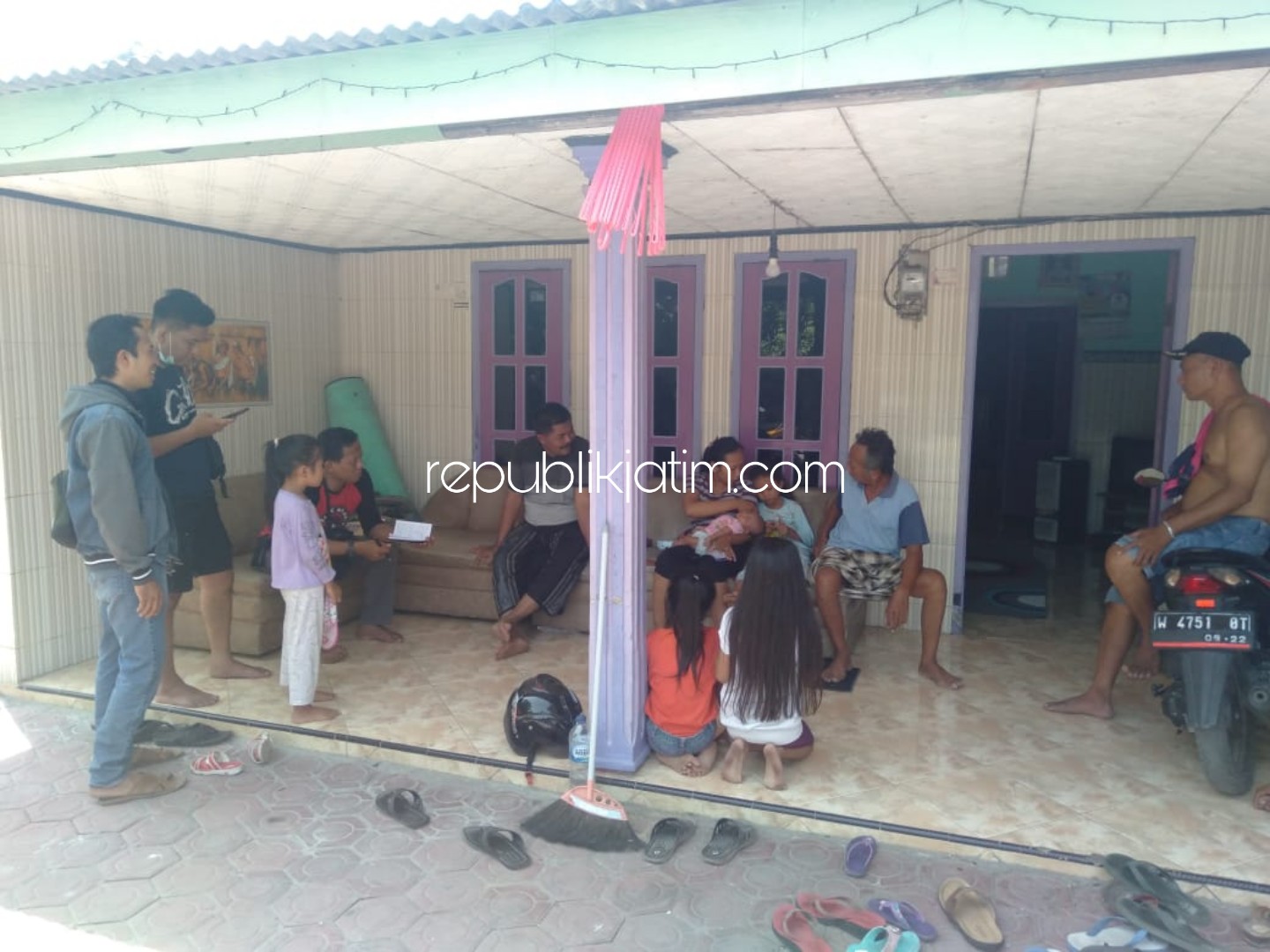 TENANGKAN - Korban pelucutan perhiasan, Qurrota Ayun Nurfadilah alias Ayun saat bertemu dan ditenangkan anggota keluarganya, Minggu (01/12/2019).