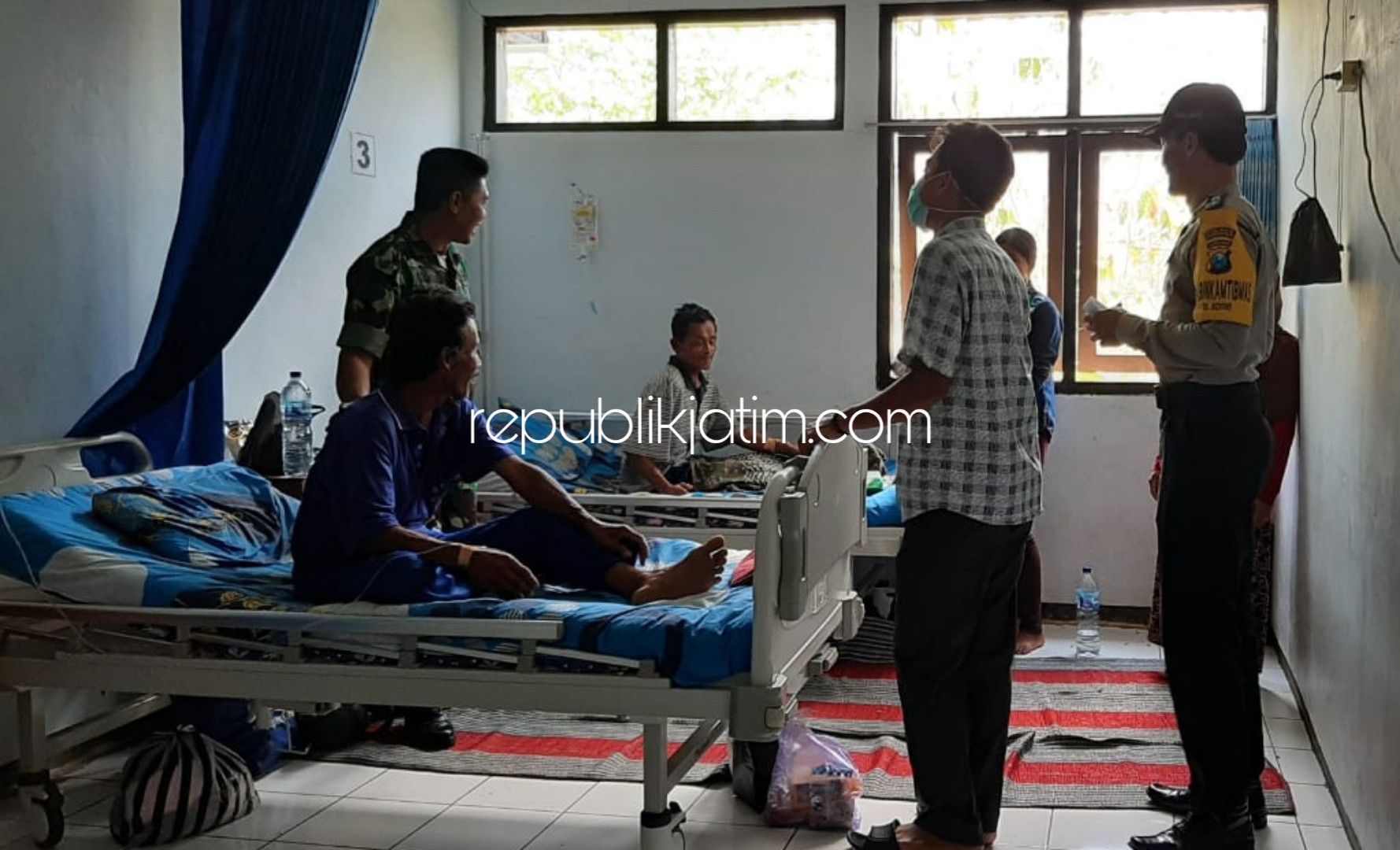 CEK - Sejumlah anggota Polsek dan Koramil Sooko, Ponorogo mengecek kondisi korban keracunan massal yang dirawat di Puskesmas Sooko, Minggu (01/12/2019).