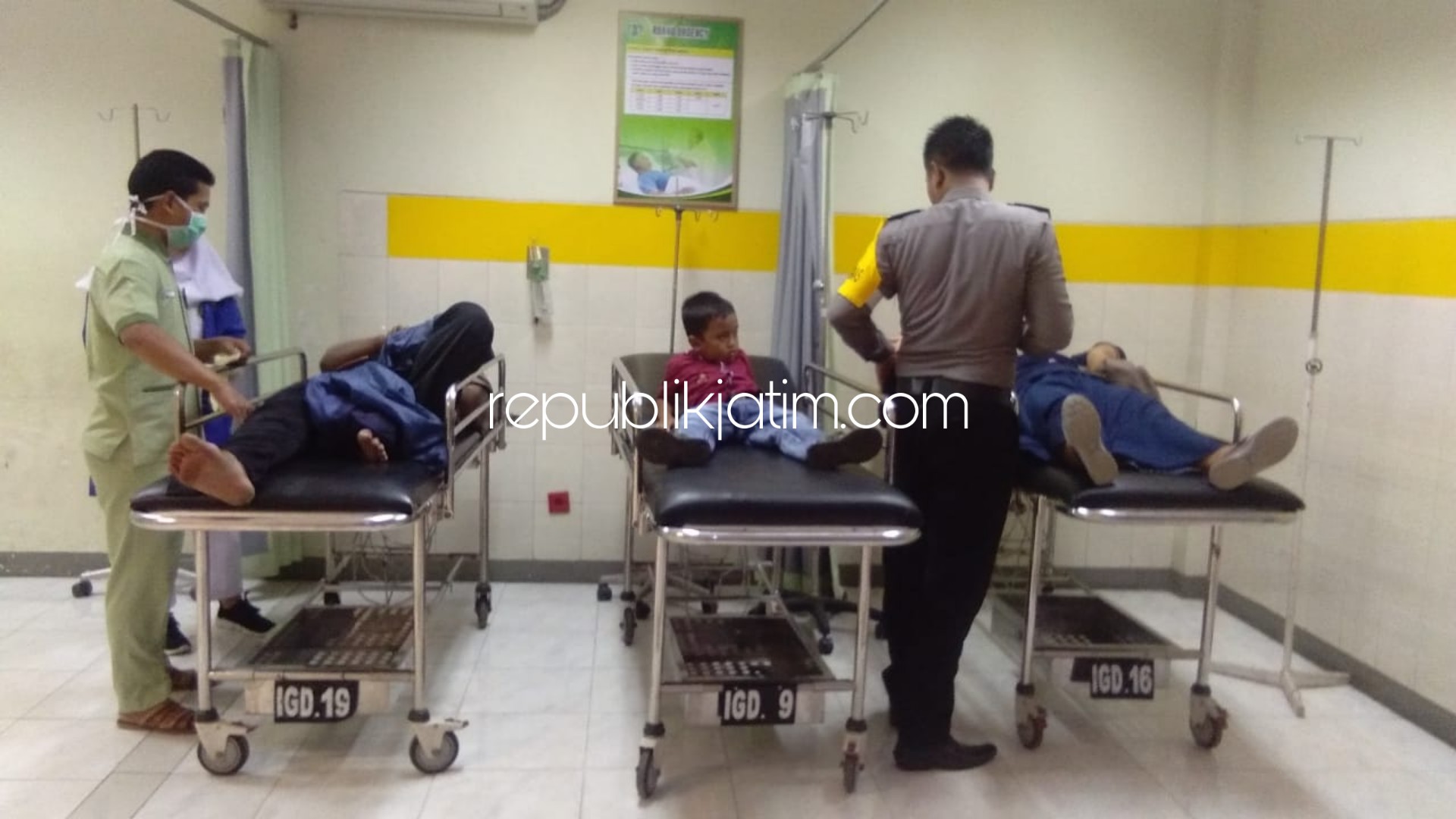 DIRAWAT - Tiga korban tabrak lari yang terdiri pasangan suami istri dan anaknya dirawat di RSUD dr Hardjono, Ponorogo, Minggu (01/12/2019).