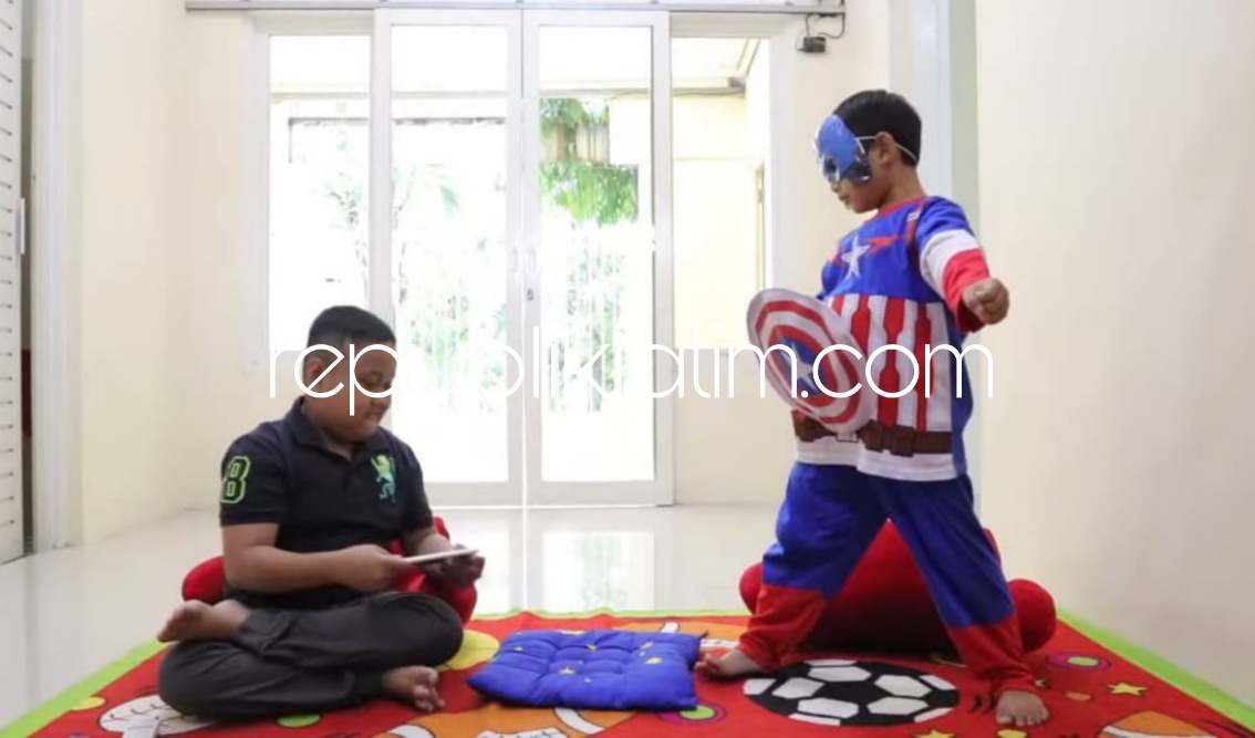 PAHLAWAN - Yayasan Al Muslim tanamkan nilai kepahlawanan yang ditayangkan secara live melalui channel YouTube Al Muslim Jatim menampilkan siswa siswi berperan sebagai pahlawan kesehatan, guru dan peran lainnya, Rabu (01/12/2021). 