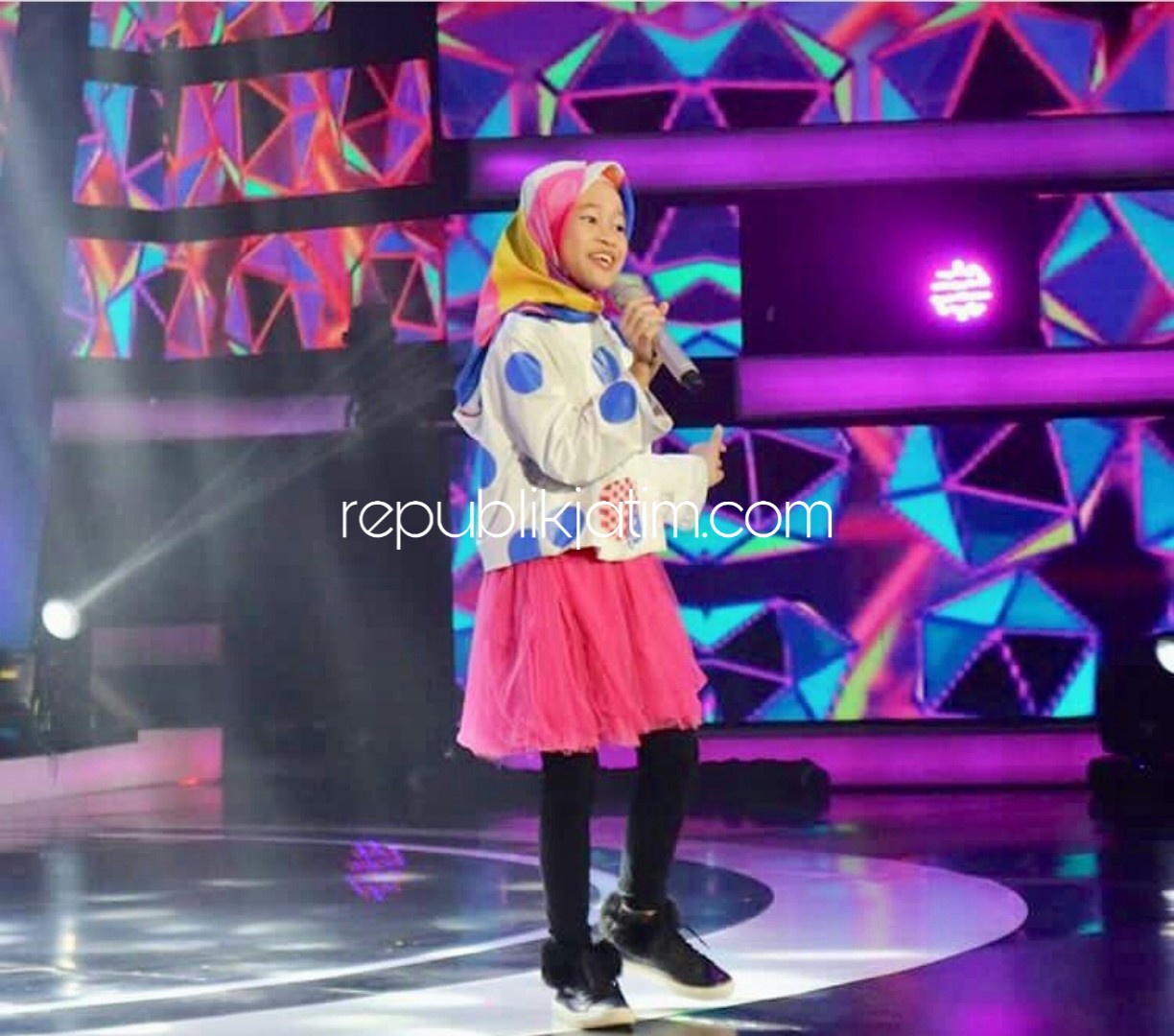 MEMUKAU - Raisya Olfat Putri Prabowo (11) menjadi wakil Kota Sidoarjo bertarung di ajang Indonesian Idol Junior 2018 di RCTI kemarin malam.
