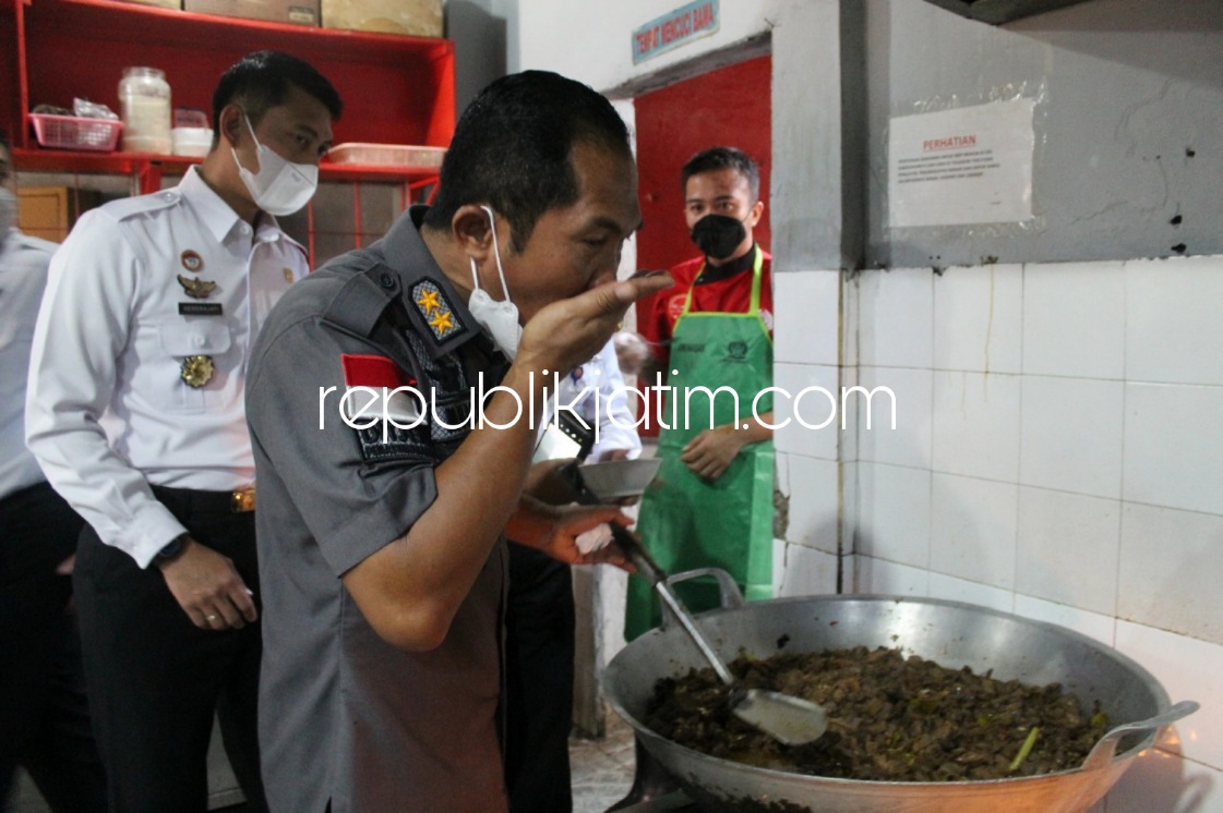 SIDAK - Direktur Perawatan Kesehatan dan Rehabilitasi Ditjen Pemasyarakatan Muji Raharjo Drajat Santoso sidak ke Rutan Kelas I Surabaya di Medaeng, Kecamatan Waru, Sidoarjo, Kamis (02/12/2021).
