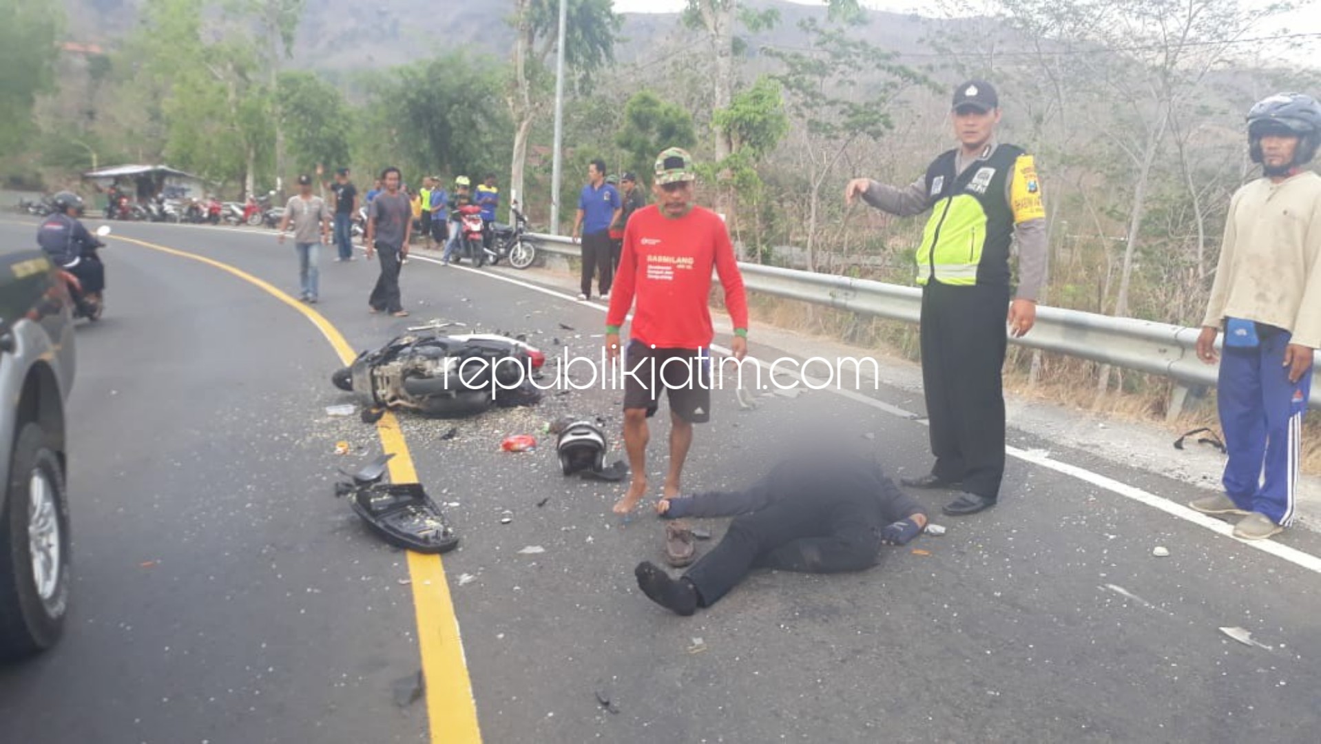 TERGOLEK - Pengendara motor Honda Vario, Muhammad Zainul Arifin (25) warga Desa Bacem, Kecamayan Sutojayan, Blitar tergeletak usai menabrak truk di jalur Ponorogo-Trenggalek, tepatnya tikungan Randu-Randu, Kecamatan Sawoo, Ponorogo, Senin (02/12/2019).