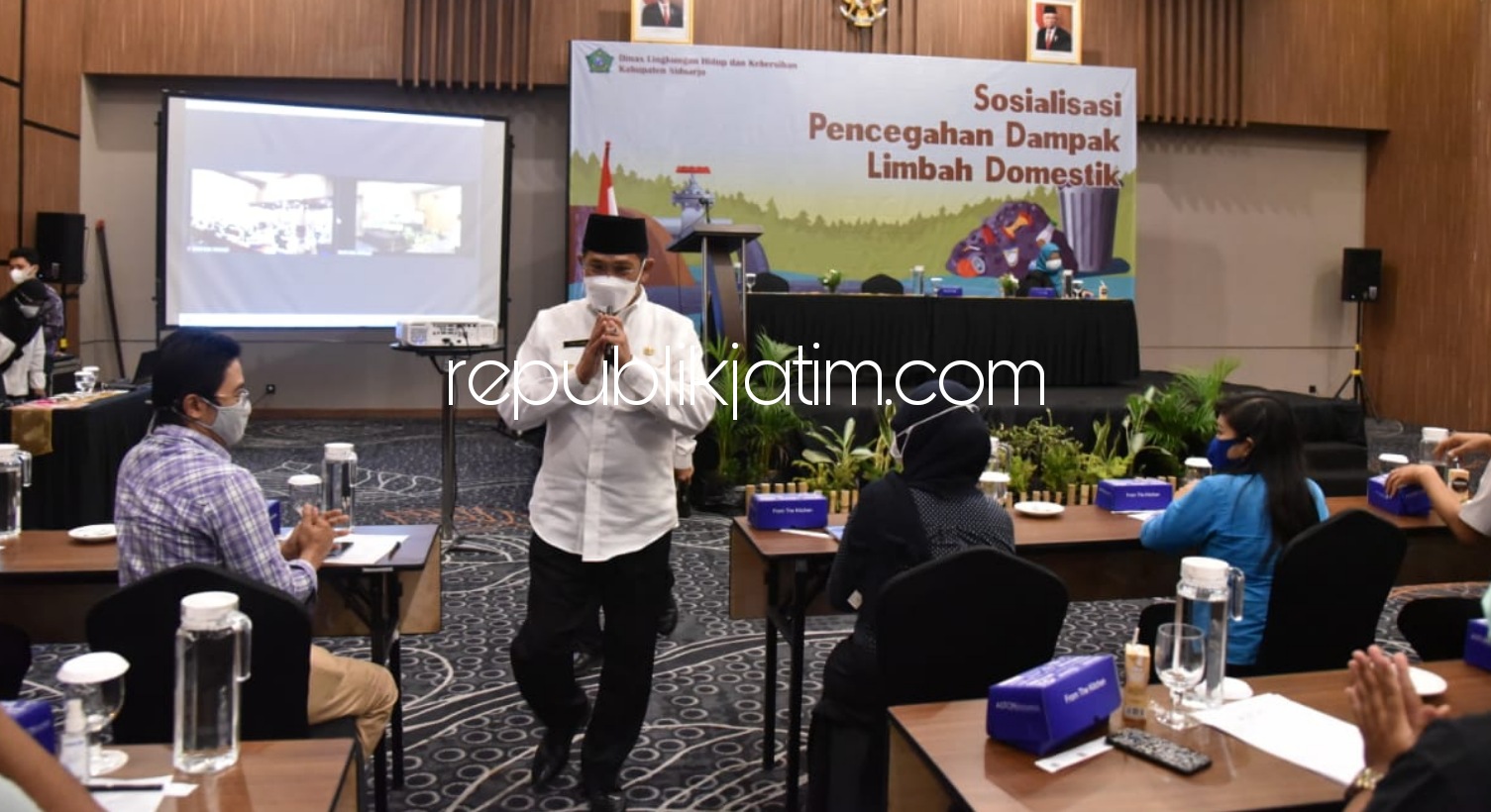 PAPARAN - Pj Bupati Sidoarjo, Hudiyono memberikan paparan soal penanganan air limbah domestik di Aston Hotel Sidoarjo, Rabu (02/12/2020).