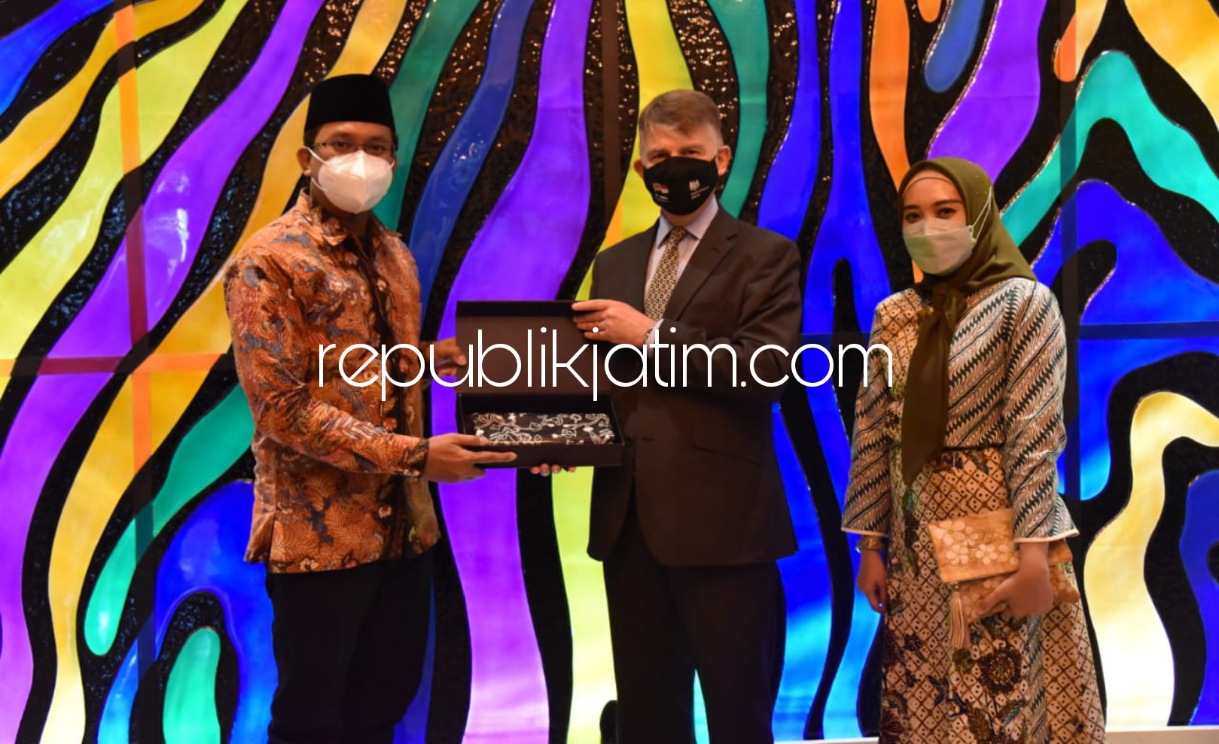KERJASAMA - Bupati Sidoarjo, Ahmad Muhdlor mendorong Sidoarjo jadi destinasi investasi dengan kerjasama Pemerintah Inggris saat bertemu Duta Besar Inggris untuk Indonesia dan Timur Leste, Owen Jenkins, di The Consulate, Surabaya, Kamis (02/12/2021).