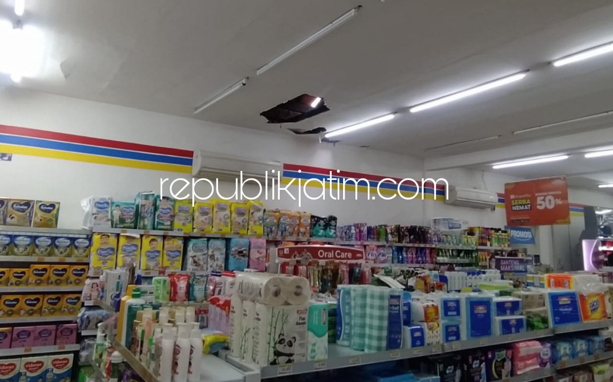 BOBOL - Minimarket di JL Raya Desa Bakungtemenggungan, Kecamatan Balongbendo, Sidoarjo dibobol kawanan pencuri dengan menjebol atap dan membawa ratusan bungkus rokok dan aksesoris handphone (HP) total kerugian mencapai Rp 35 juta, Selasa (30/11/2021).