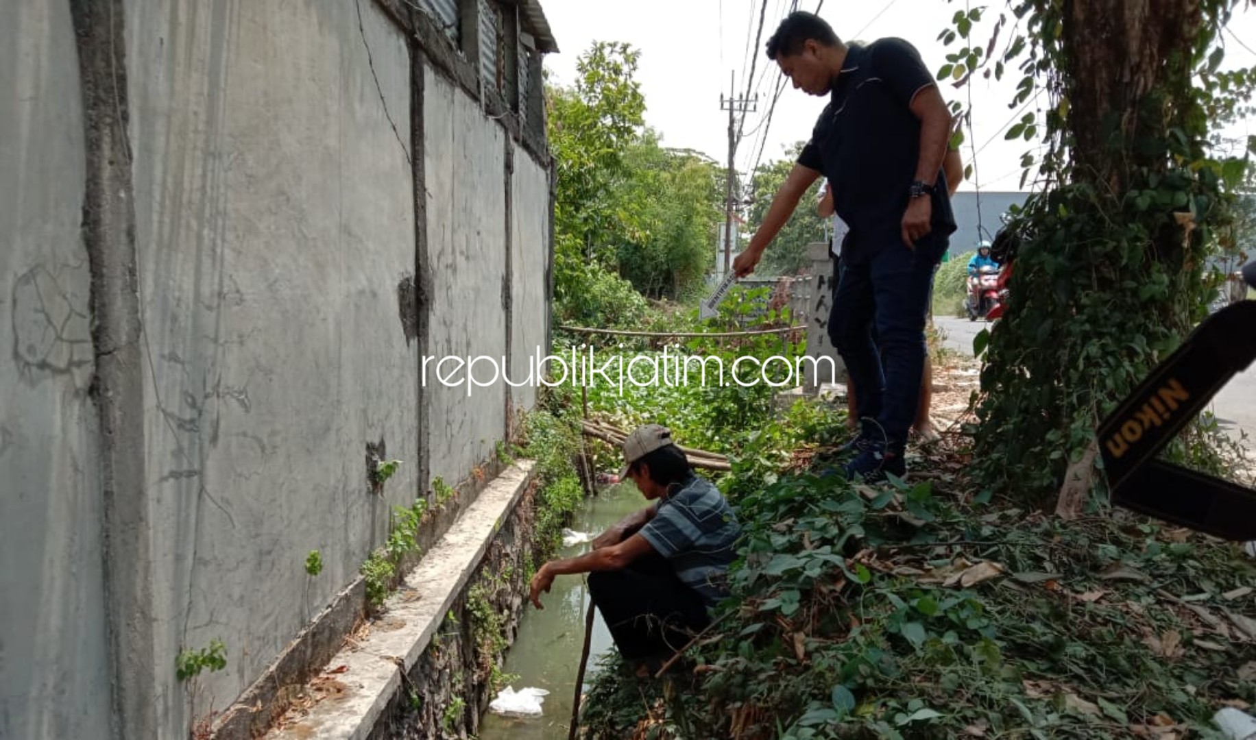 TKP - Warga menunjukkan lokasi penemuan mayat janin berusia 6 bulan yang ditemukan di aliran air JL Pertapan Maduretno, Desa Banjarpertapan, Kecamatan Taman, Sidoarjo, Senin (02/12/2019).