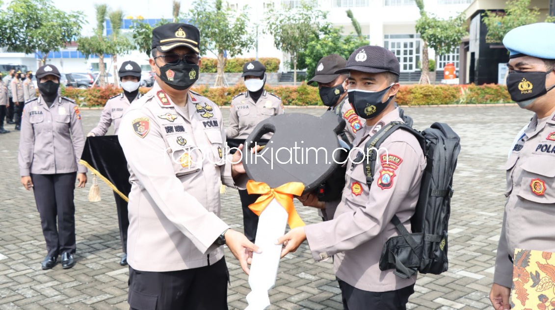 SERAHKAN - Wakapolresta Sidoarjo AKBP Deny Agung Andriana menyerahkan 20 motor kepada personel yang menerima jajaran Polresta Sidoarjo dan polsek, Rabu (01/12/2021).