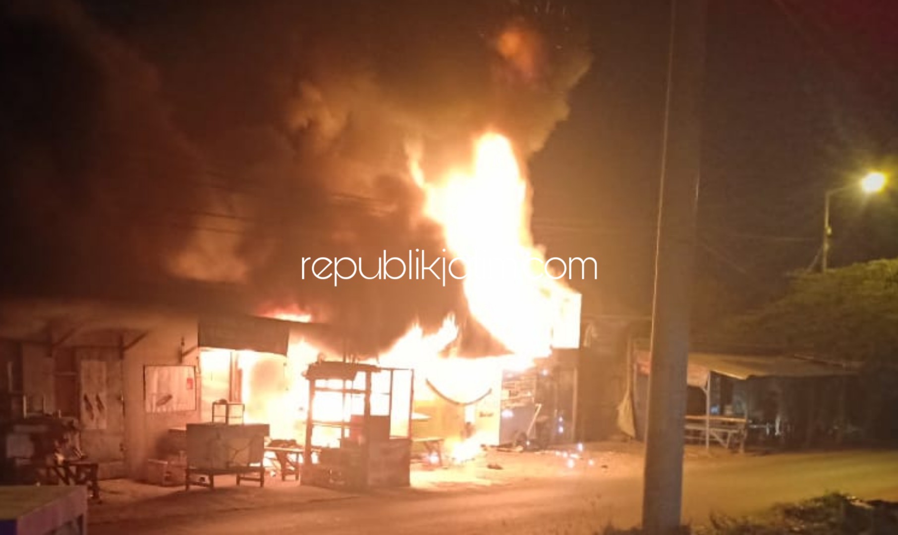 TERBAKAR - Sebanyak 3 kios dan warung yang ada Perumahan Valencia Residence Desa Gemurung, Kecamatan Gedangan, Sidoarjo ludea terbakar, Minggu (01/12/2019) malam.