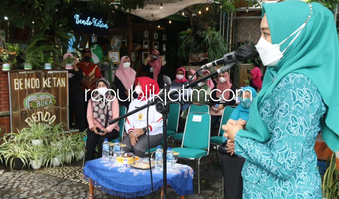 LOMBA - Ketua PKK Sidoarjo, Ny Sa'adah Ahmad Muhdlor mengapresiasi PKK Gedangan menggelar Sosialisasi Lingkungan Hidup Bersih dan Lomba Lukis Cat Tong Bekas di Kampung Literasi BendoTapak Kali Bendo, Desa Tebel, Kecamatan Gedangan, Rabu (01/12/2021).