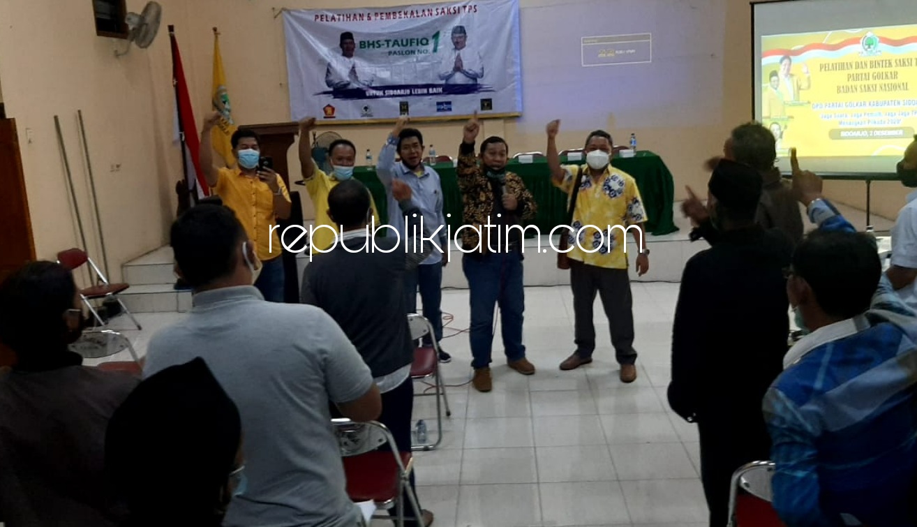 BINTEK - Ketua DPD Partai Golkar Sidoarjo, Warih Andono dan pengurus Golkar bersama Badan Saksi Nasional (BSN) menggelar Bintek saksi untuk Paslon Nomor urut 1, BHS - Taufiq di gedung Antenge JL Raya Mergosari, Kecamatan Tarik, Rabu (02/12/2020) malam.