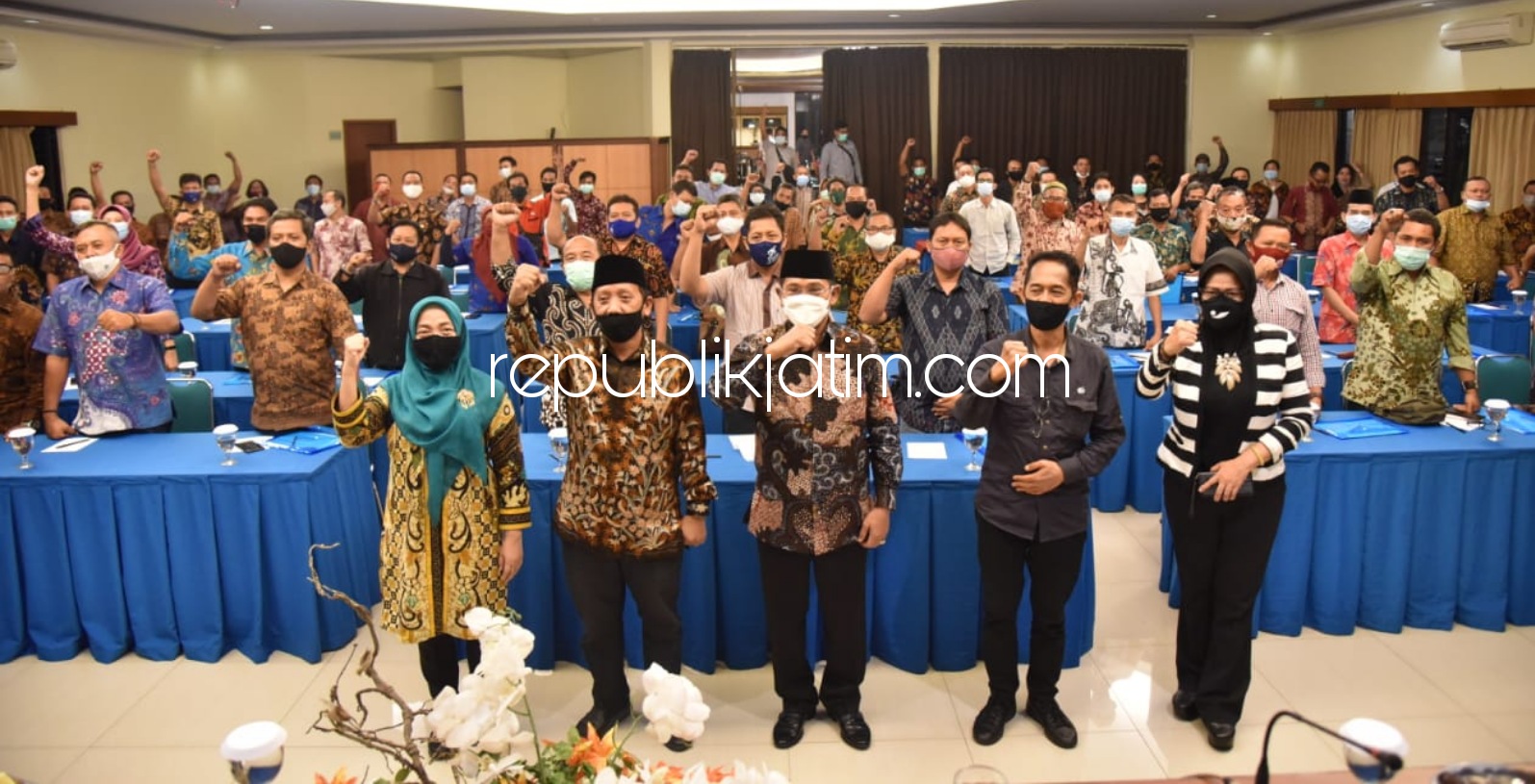 BIMTEK - Bimbingan Teknis (Bimtek) peningkatan SDM pengurus DPC Serikat Pekerja dan Serikat Buruh (SP dan SB) digelar Disnaker Pemkab Sidoarjo di Tanjung Plaza Hotel Prigen, Kabupaten Pasuruan, Rabu (02/12/2020) malam.