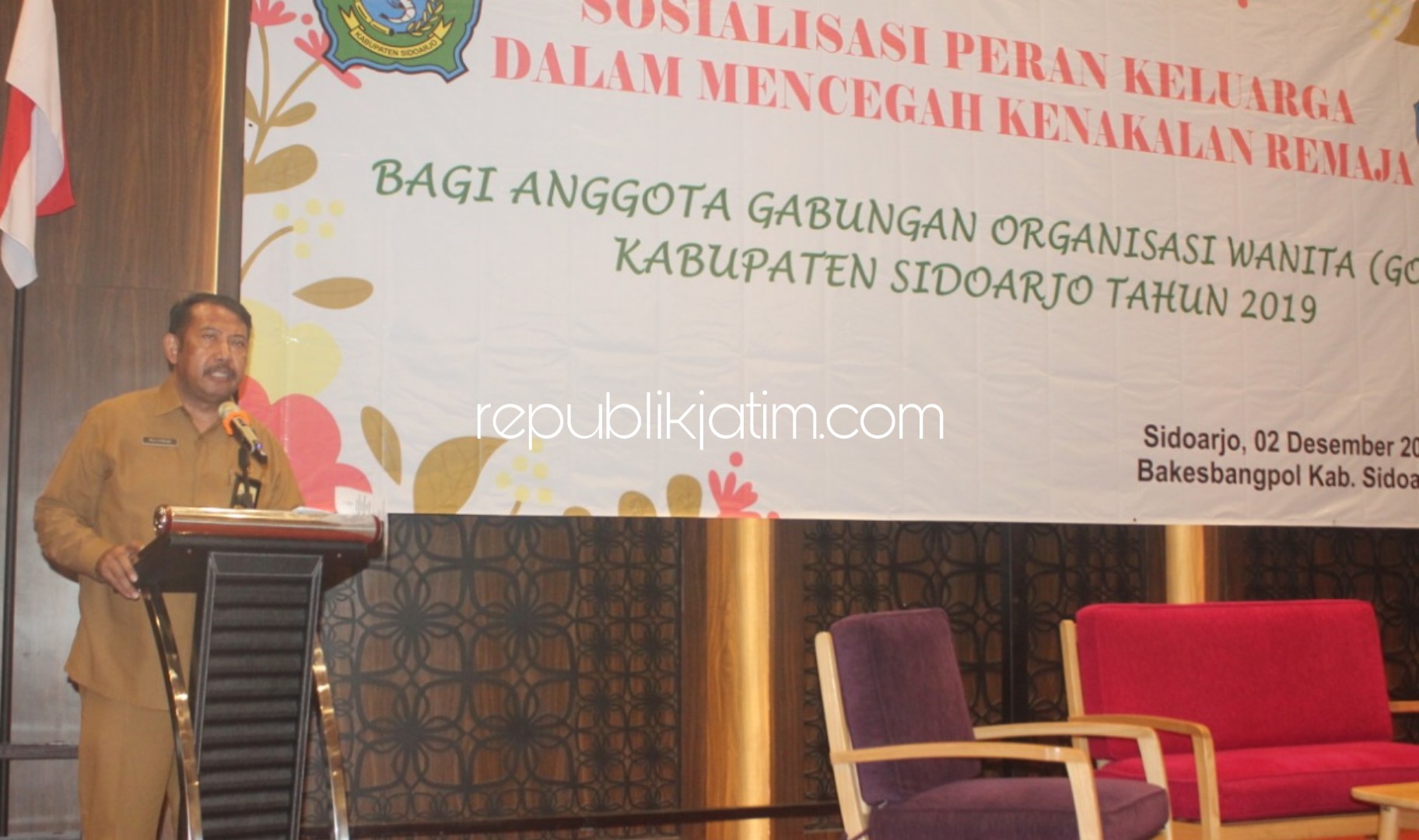 BEKALI - Ratusan ibu-ibu yang tergabung dalam anggota Gabungan Organisasi Wanita (GOW) Sidoarjo mendapat pembekalan dalam mencegah kenakalan remaja bersama Bakesbangpol Pemkab Sidoarjo di Fave Hotel Sidoarjo, Senin (02/12/2019). 