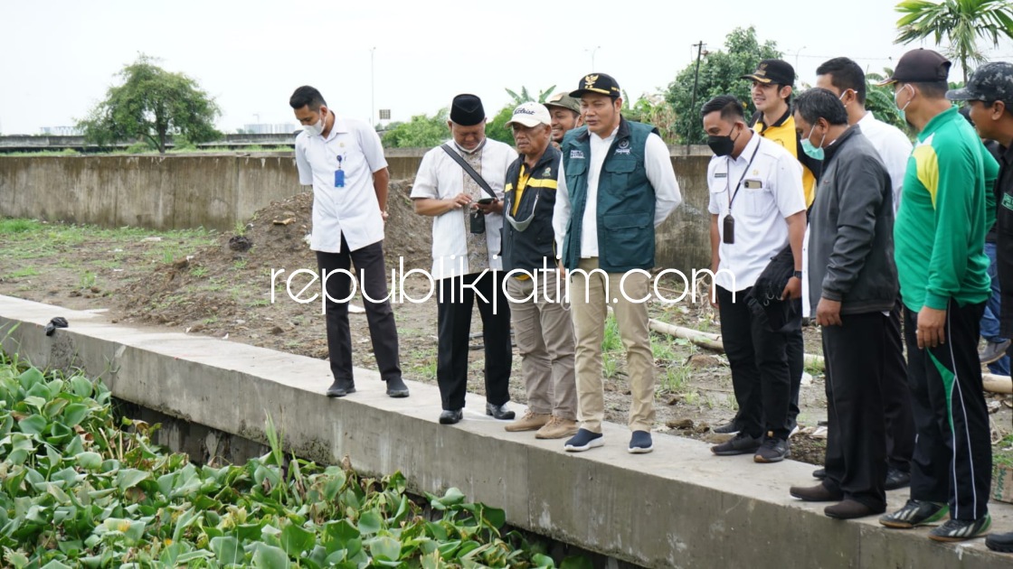 SIDAK - Wabup Sidoarjo Subandi sidak banjir beberapa desa di Kecamatan Waru setiap tahun jadi langganan banjir bersama Plt Asissten II Budi Basuki, Camat Waru Rudi Setiawan, Dinas PUBM dan SDA, Kades Tropodo, Tambakrejo dan Tambakoso, Jumat (03/12/2021).