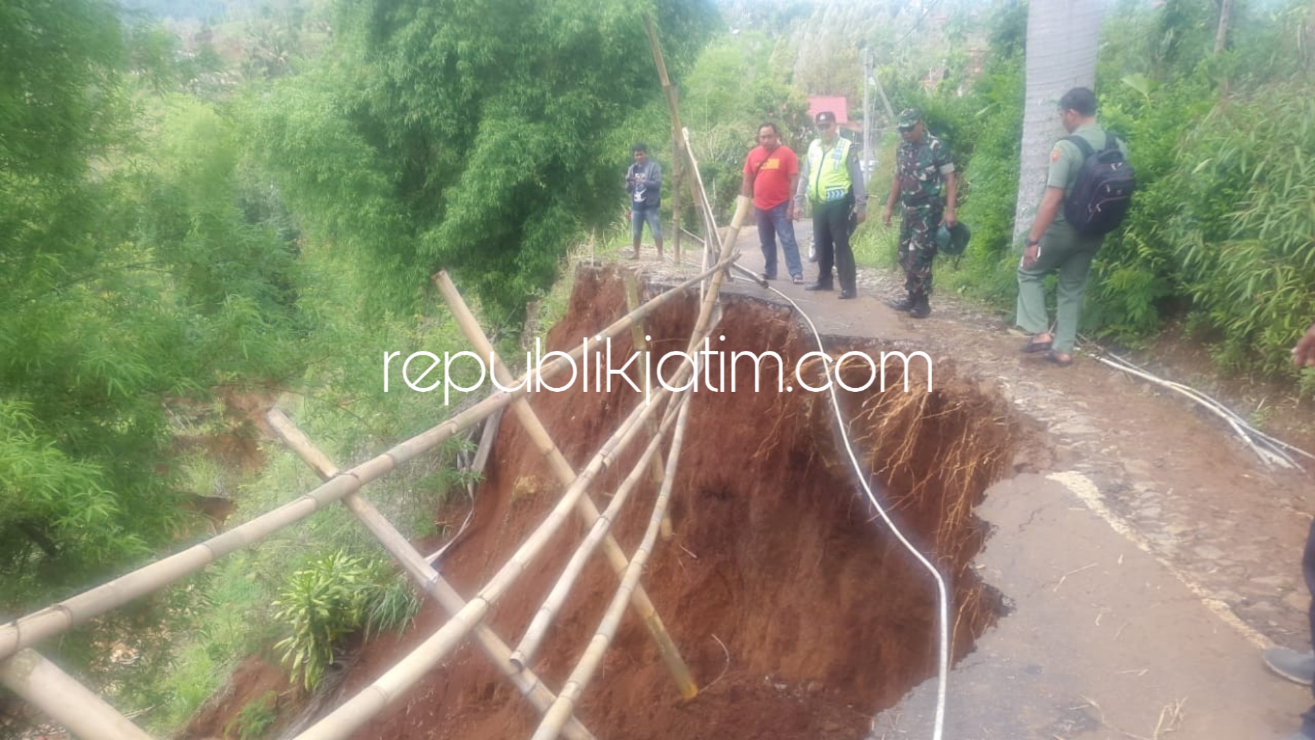 LONGSOR - Jalan di Dusun Bangunsari, Desa Wagirkidul, Kecamatan Pulung, Ponorogo longsor dan ambrol usai diguyur hujan, Senin (03/12/2018).