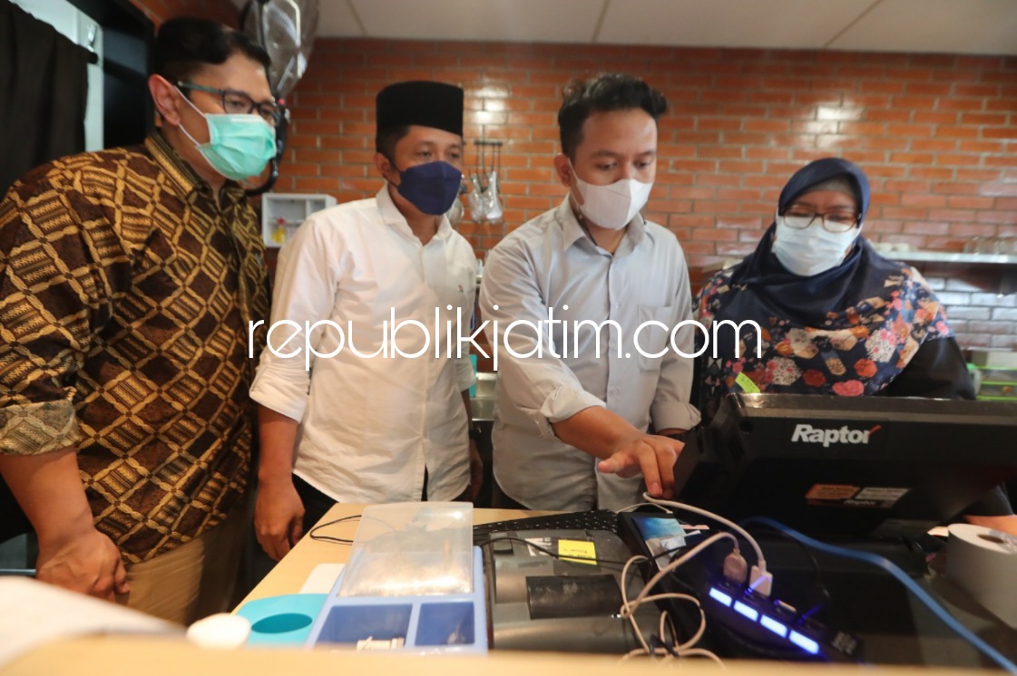 PASANG - Kepala BPPD Pemkab Sidoarjo Ari Suryono melihat proses transaksi pembayaran yang sudah dipasang alat perekam pajak di restoran di Bandara Internasional Juanda, Jumat (03/12/2021) sore.