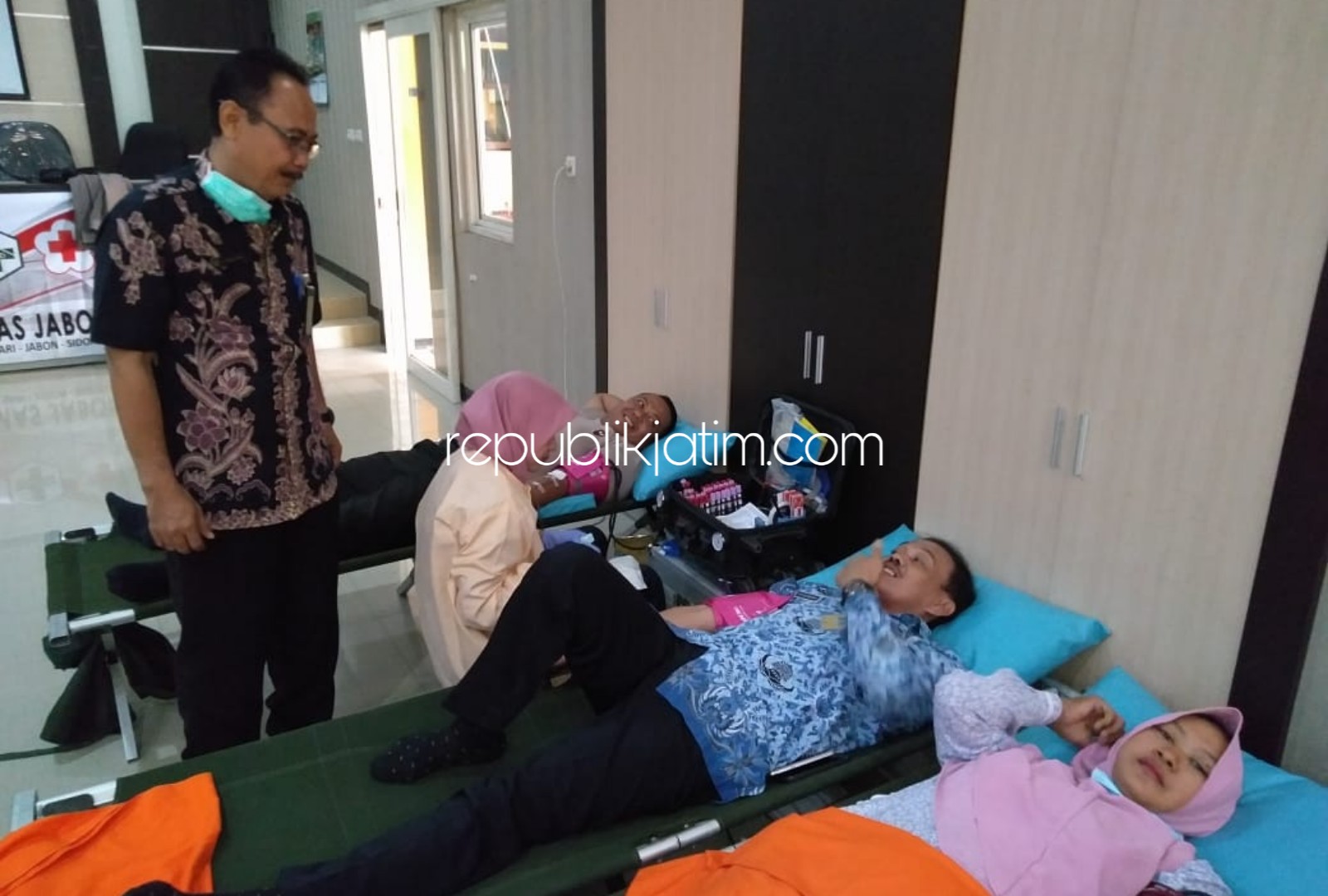 DONOR DARAH - Kepala UPTD Pusksemas Jabon, dr Djoko Setijono meninjau kegiatan Bakti Sosial Donor Darah, Selasa (03/12/2019).