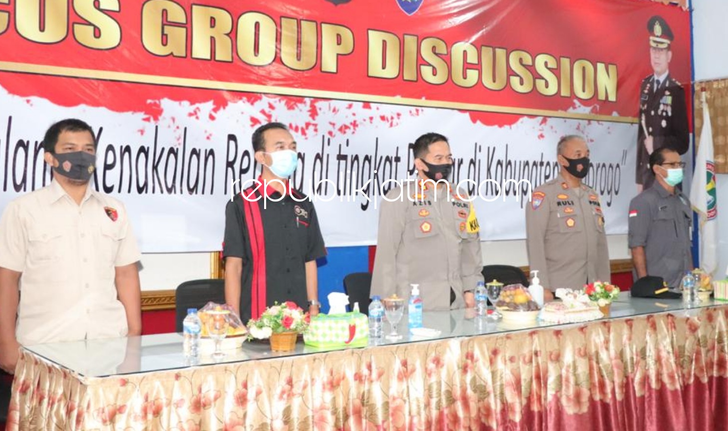 FGD - Kapolres Ponorogo AKBP Mochamad Nur Azis membuka acara Fokus Group Discussion (FGD) dalam menanggulangi kenakalan remaja tingkat pelajar yang digelar di SMK PGRI II Jalan Soekarno-Hatta, Ponorogo, Rabu (02/12/2020).