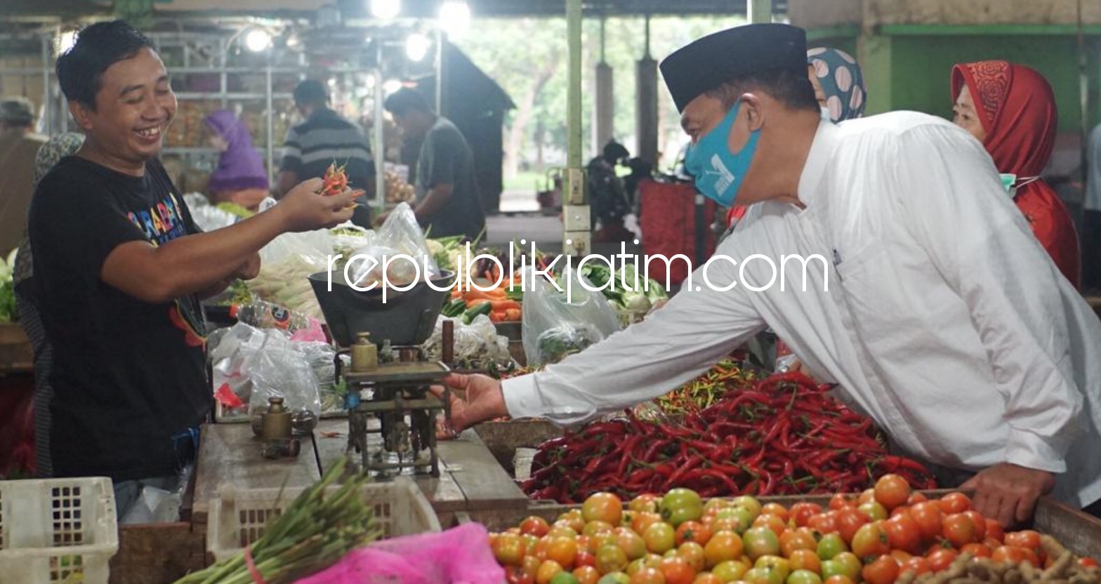 DIALOG - Cabup Sidoarjo, Bambang Haryo Soekartono (BHS) berdialog dengan para pedagang dan pengunjung Pasar Induk Puspa Agro di Desa Jemundo, Kecamatan Taman, Sidoarjo, Rabu (02/12/2020).