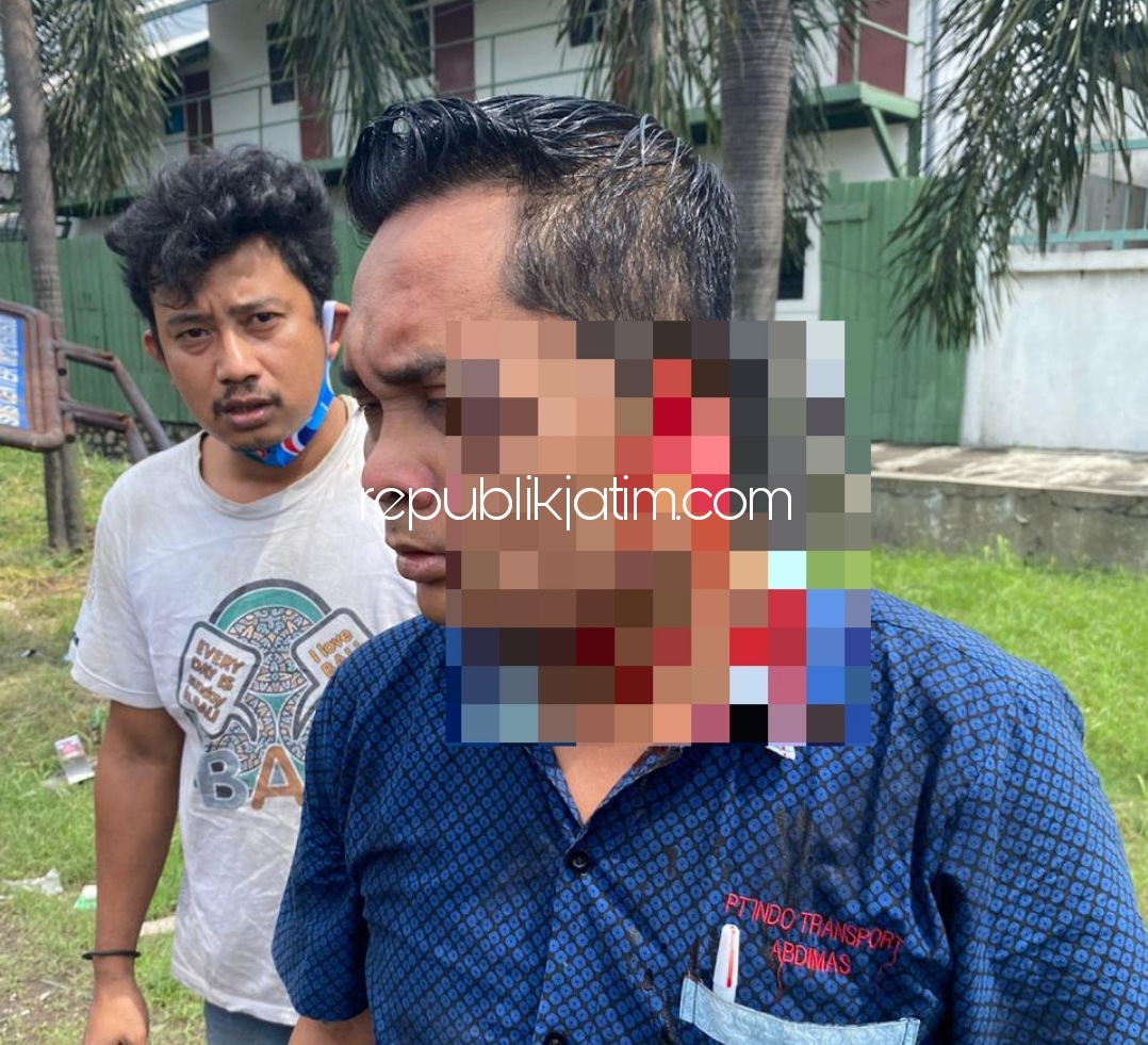 KORBAN - Seorang kondektur bus, Mandala Arfan Affandi (36) warga Tegalmulyo, Desa Mojosongo, Kecamatan Jetis, Mojokerto korban penganiayan pemukulan helm di JL Raya Bypas Krian mengalami luka di bagian telinga.