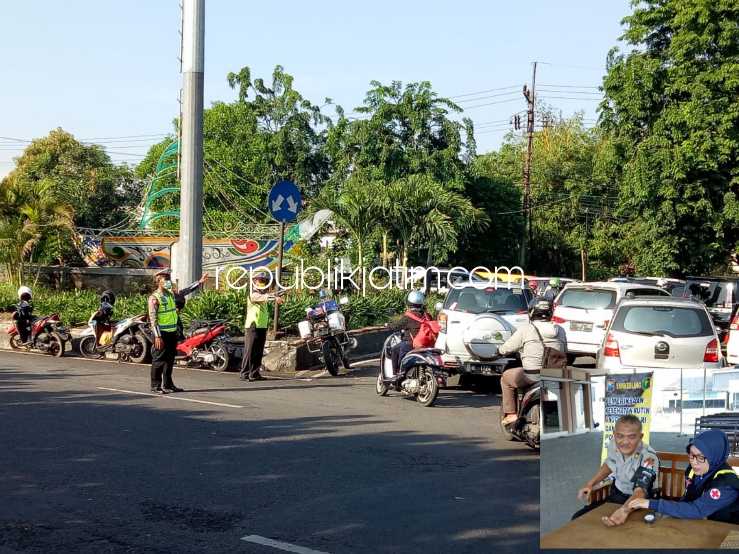 ATUR LALIN - Sejumlah anggota Polresta Sidoarjo sibuk mengatur lalu lintas di Aloha, Kecamatan Gedangan, Sidoarjo sebagai salah satu bentuk peningkatan pelayanan masyarakat program Pagi Melayani, Selasa (04/12/2018).