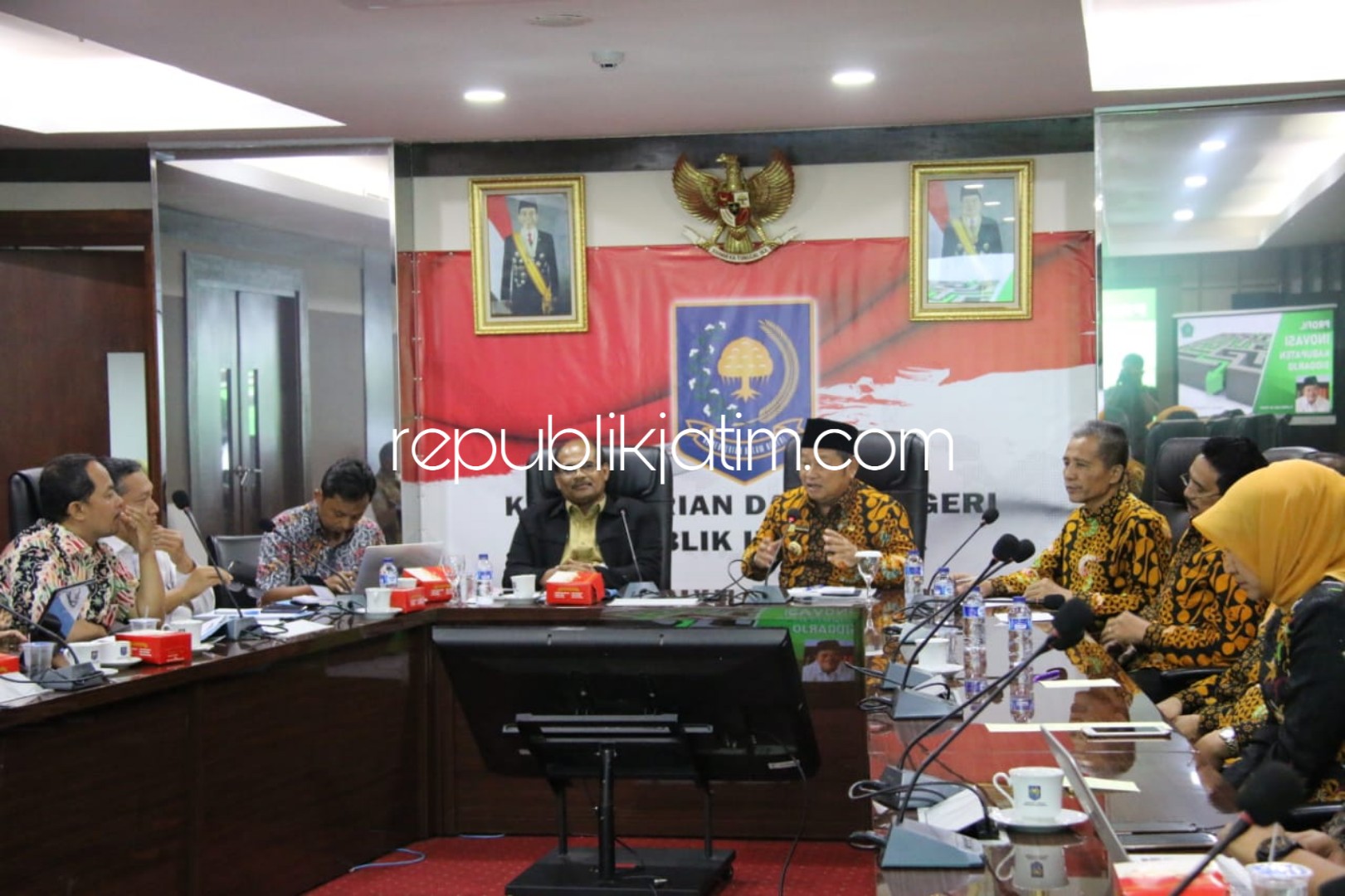 PAPARAN - Bupati Sidoarjo, Saiful Ilah didampingi sejumlah kepala OPD paparan Inovasi di IGA 2018 di Litbang Kemendagri, Selasa (04/12/2018).