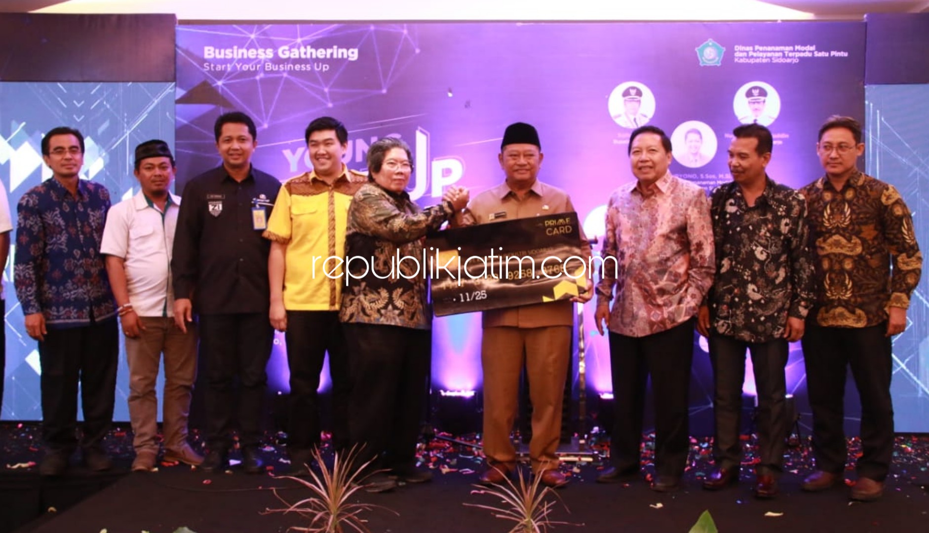TANDA TANGAN - Bupati Sidoarjo, Saiful Ilah menandatangi program layanan baru Prime Service DPMPTSP di Luminor Hotel, Rabu (04/12/2019).