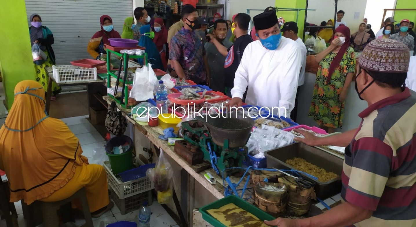 DIALOG - Cabup Sidoarjo 2020, Bambang Haryo Soekartono (BHS) berdialog dengan pedagang Pasar Baru Tulangan (PBT) yang kondisinya sepi hingga menyebabkan Cabup nomor 1 ini meneteskan air mata, Jumat (04/12/2020).