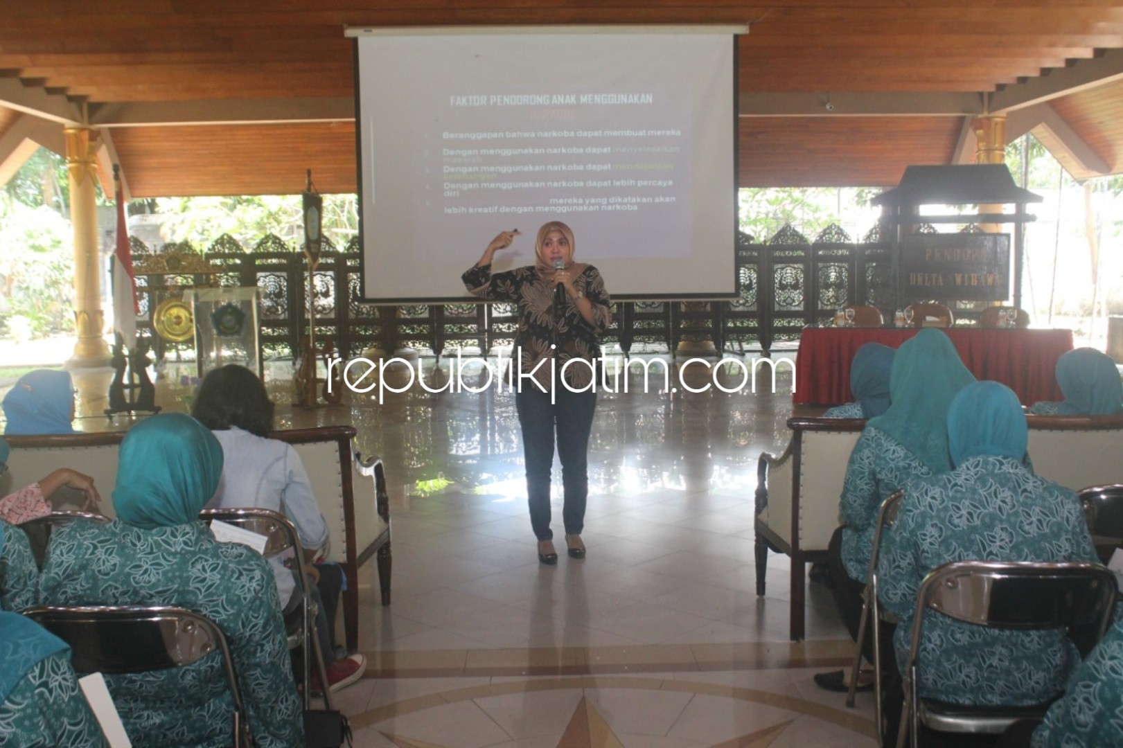 PENCEGAHAN - Ratusan anggota PKK Sidoarjo diberi pengarahan tentang pencegahan penyalahgunaan narkoba dan HIV/Aids di Pendopo Delta Wibawa, Selasa (04/12/2018).
