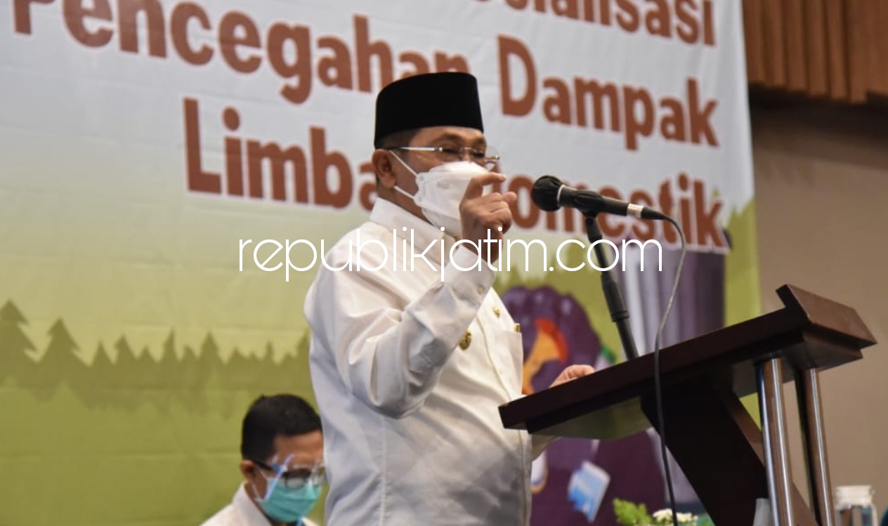 Pj Bupati Sidoarjo, Hudiyono. Insert foto pelanggar pembuangan sampah.