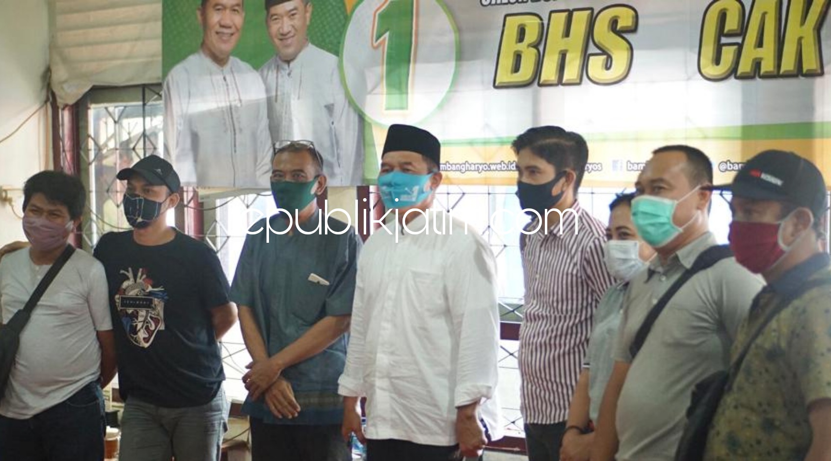 DIALOG - Cabup Sidoarjo 2020, Bambang Haryo Soekartono (BHS) berdialog dengan puluhan wartawan Sidoarjo untuk menjalin sinergi ke depan saat berkunjung ke Balai Wartawan Sidoarjo, Jumat (04/12/2020).
