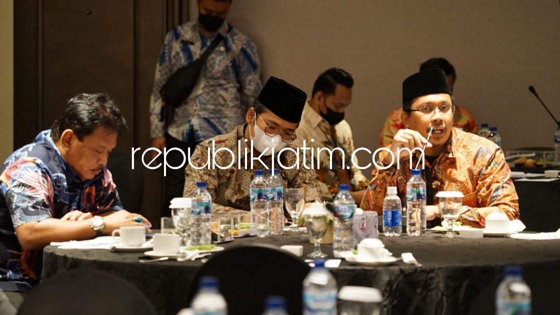 PAPARAN - Bupati Sidoarjo, Ahmad Muhdlor Ali (Gus Muhdlor) memaparkan soal kerjasama antar daerah di seluruh Indonesia dalam mendukung perkembangan Usaha Mikro Kecil dan Menengah (UMKM), khususnya di Jawa Timur, Jumat (03/12/2021). 